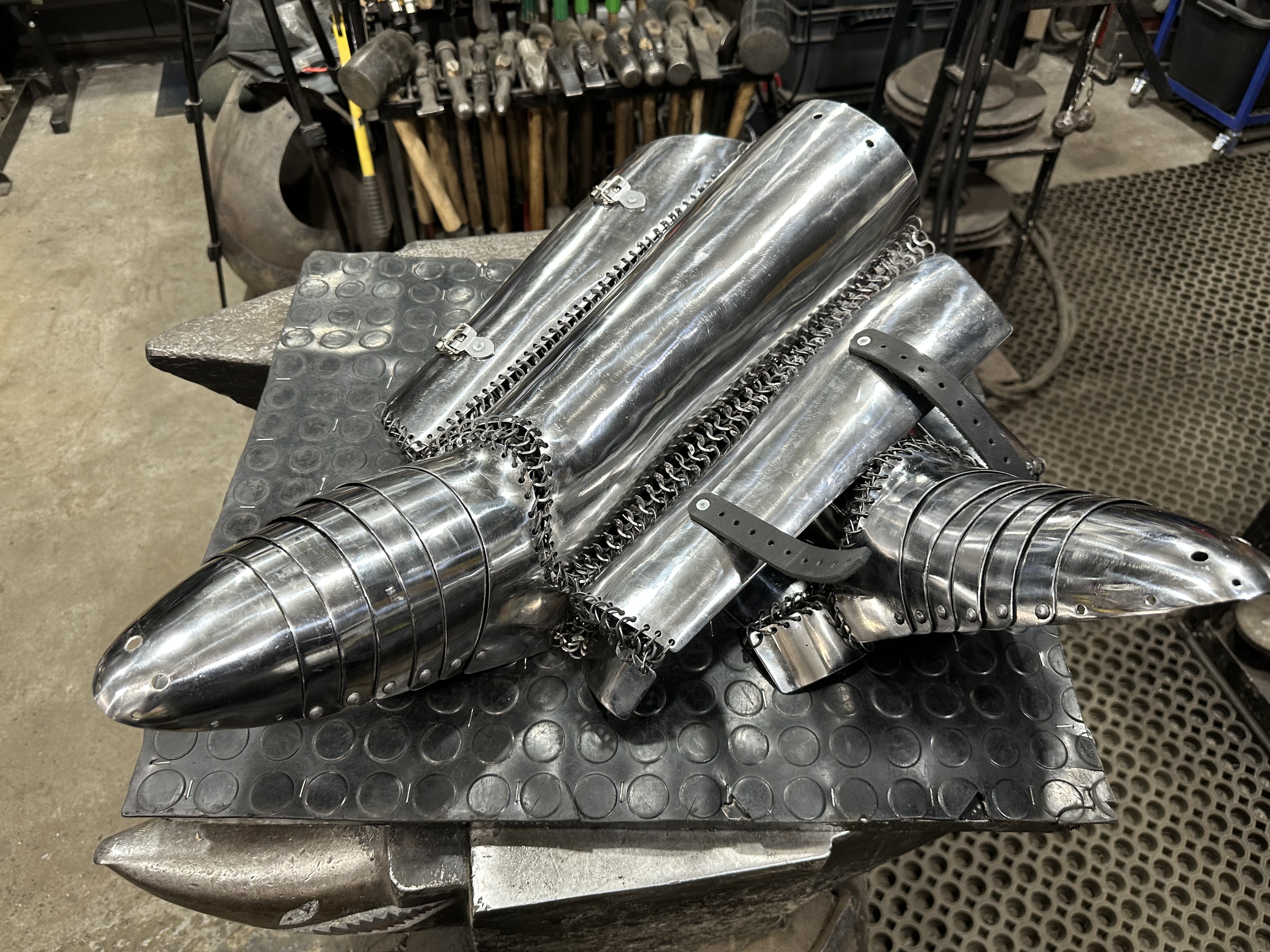 Armor legs plates chainmail