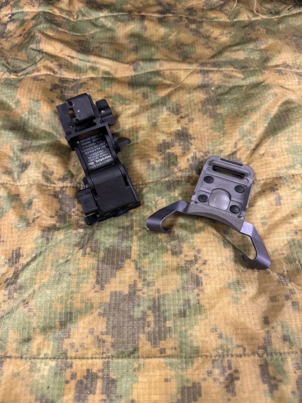 Оригінальний комплект Армії США для кріплення ПНБ до шолому "Norotos NVG Mounts".