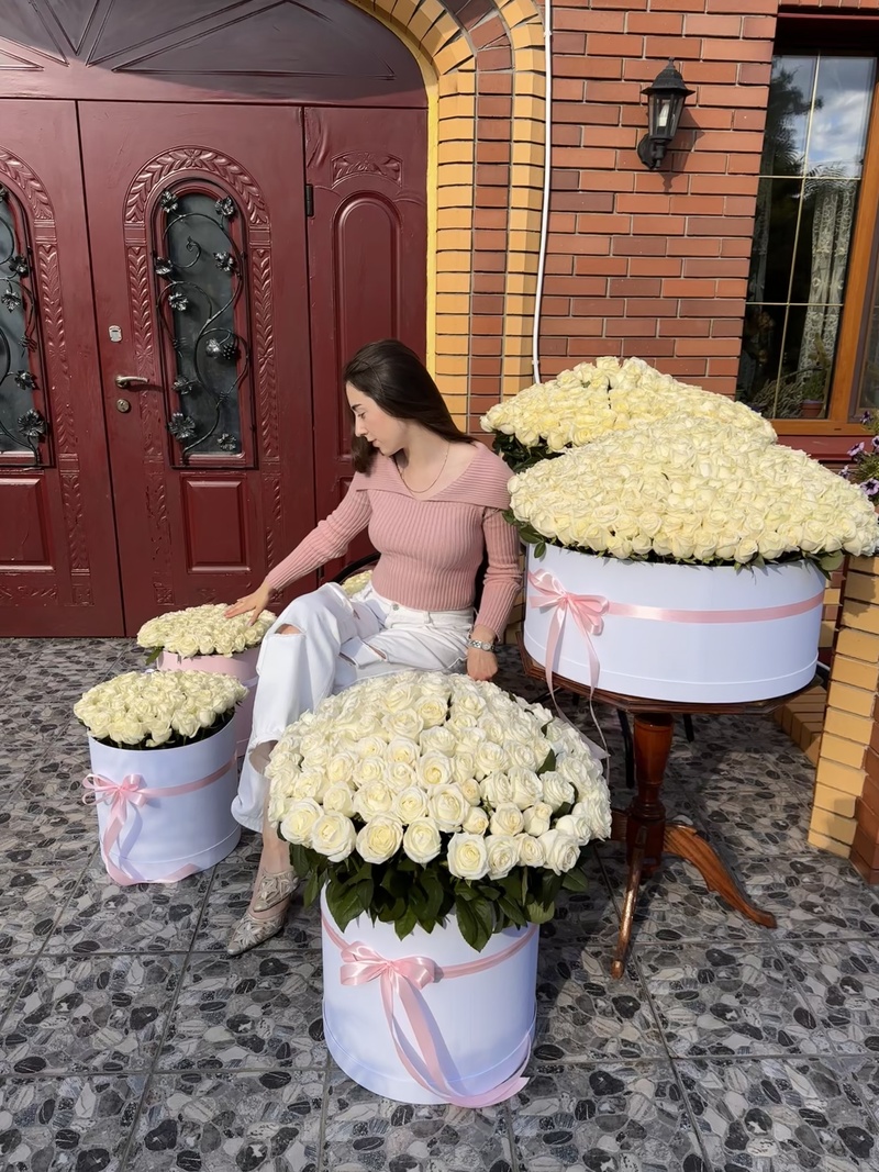 1001 біла троянда в коробках
