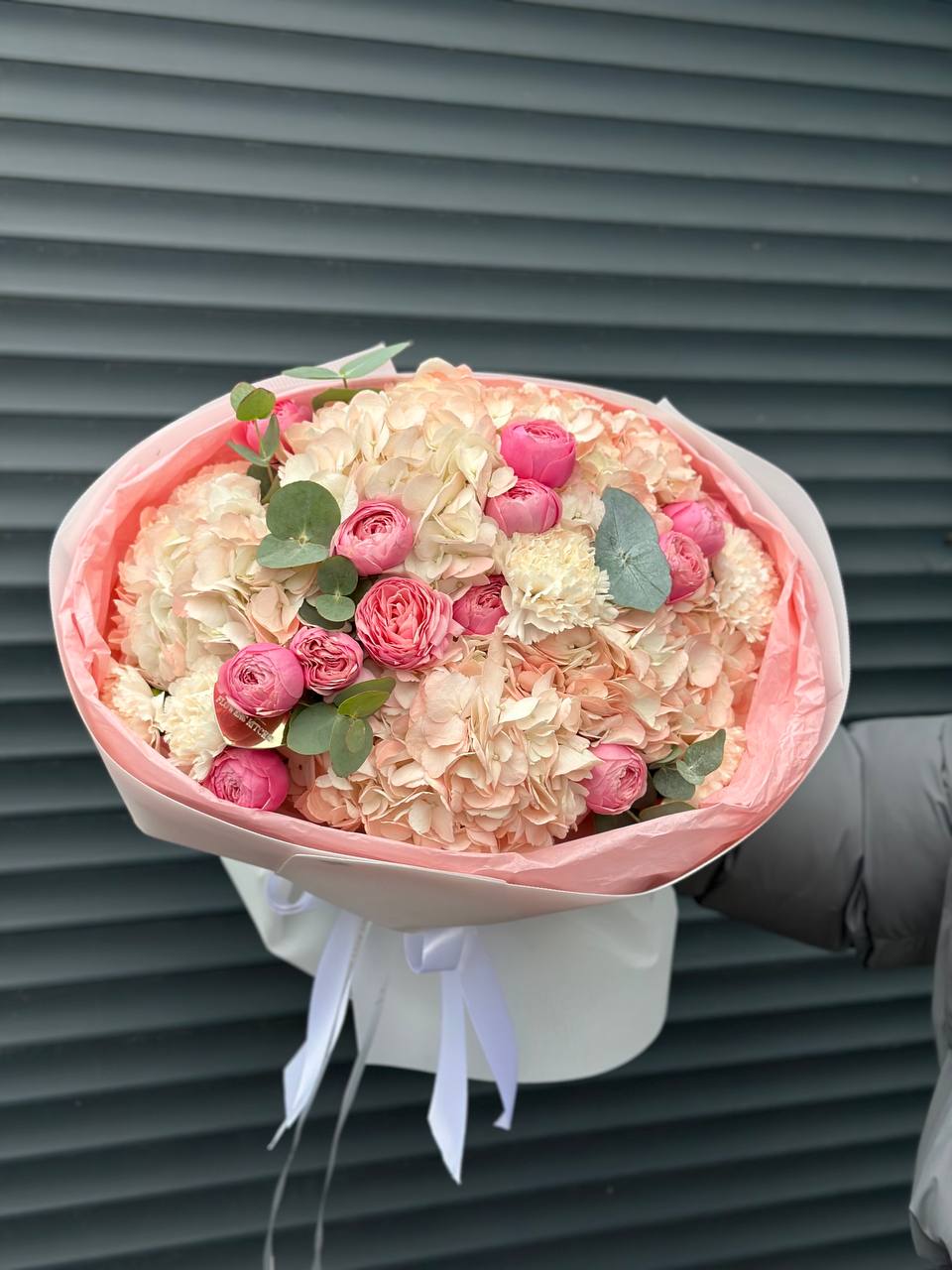 Гортензії у поєднанні піоновидної троянди, діантусів та евкаліпту