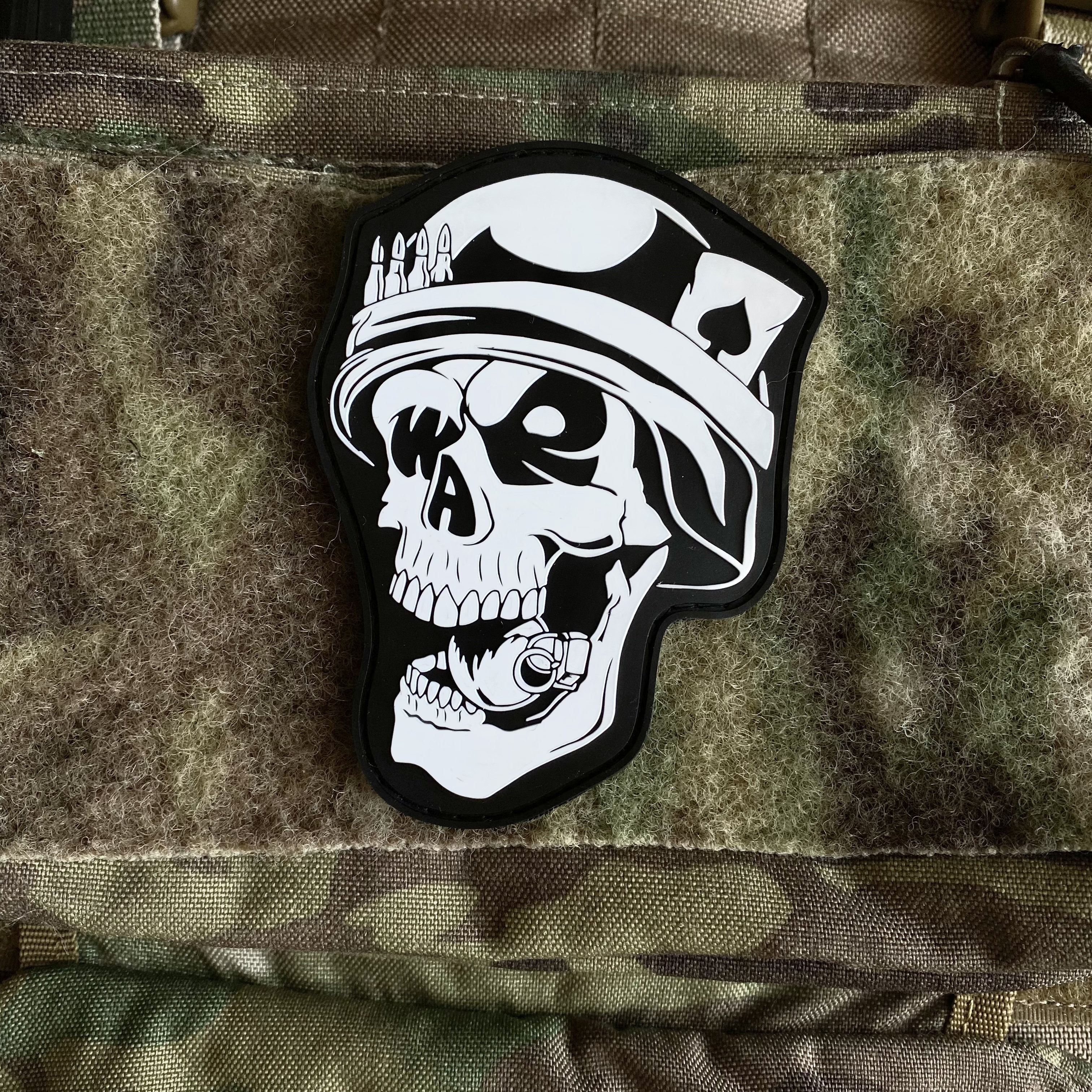 Оригінальний патч «WAR» від бренду "PARACORD BY CAT".