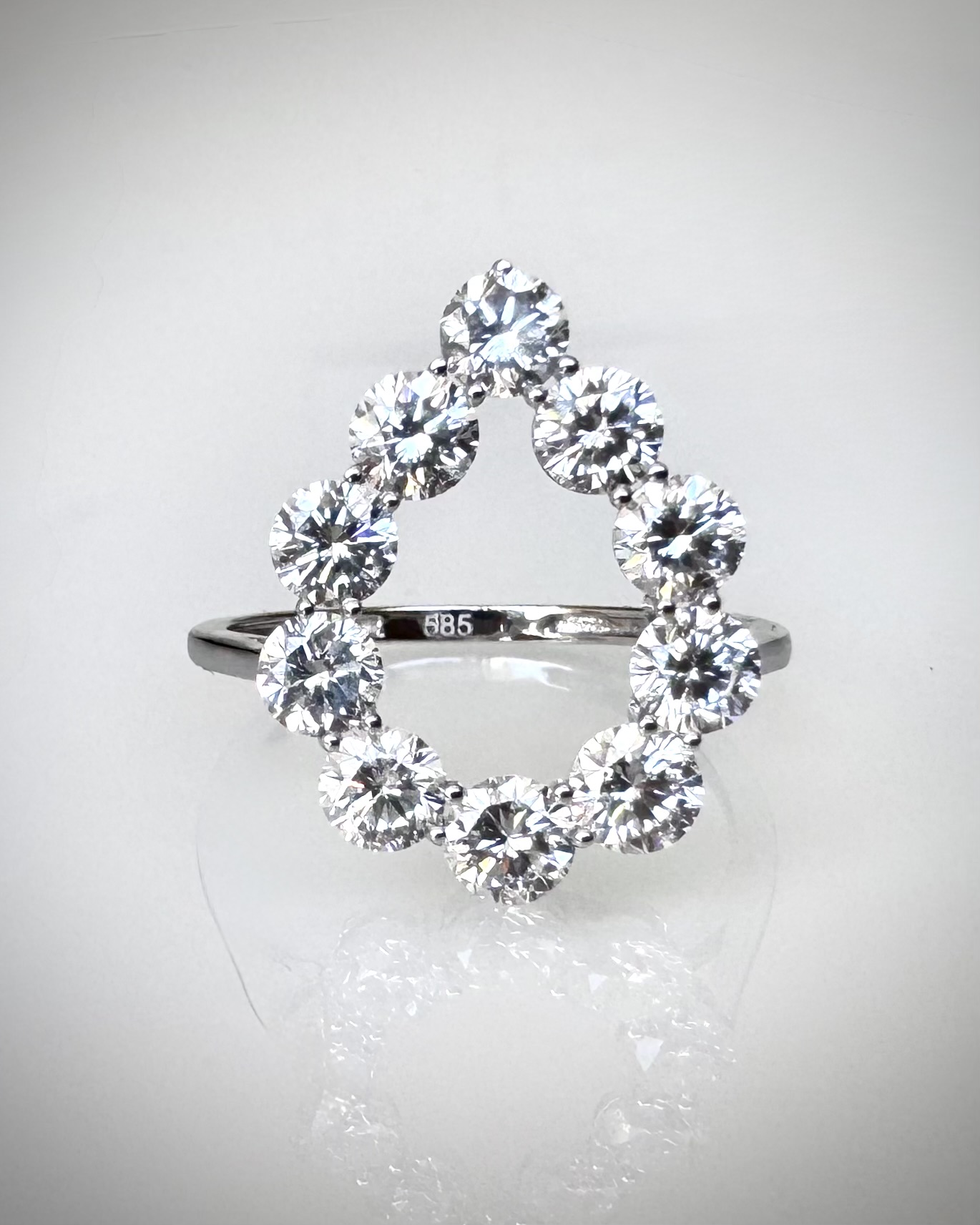 2,08 ct Open Halo -timanttisormus – 14K Valkokulta | HRD Antwerp Jewellery Report