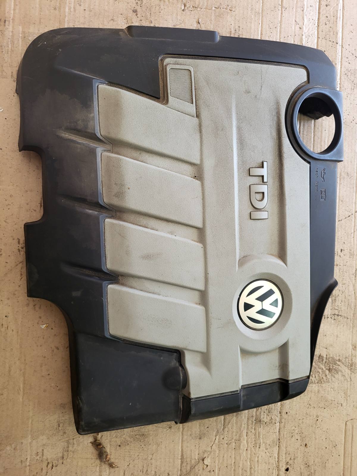 Декоративна кришка двигуна Passat B6 2.0 TDI CBAB