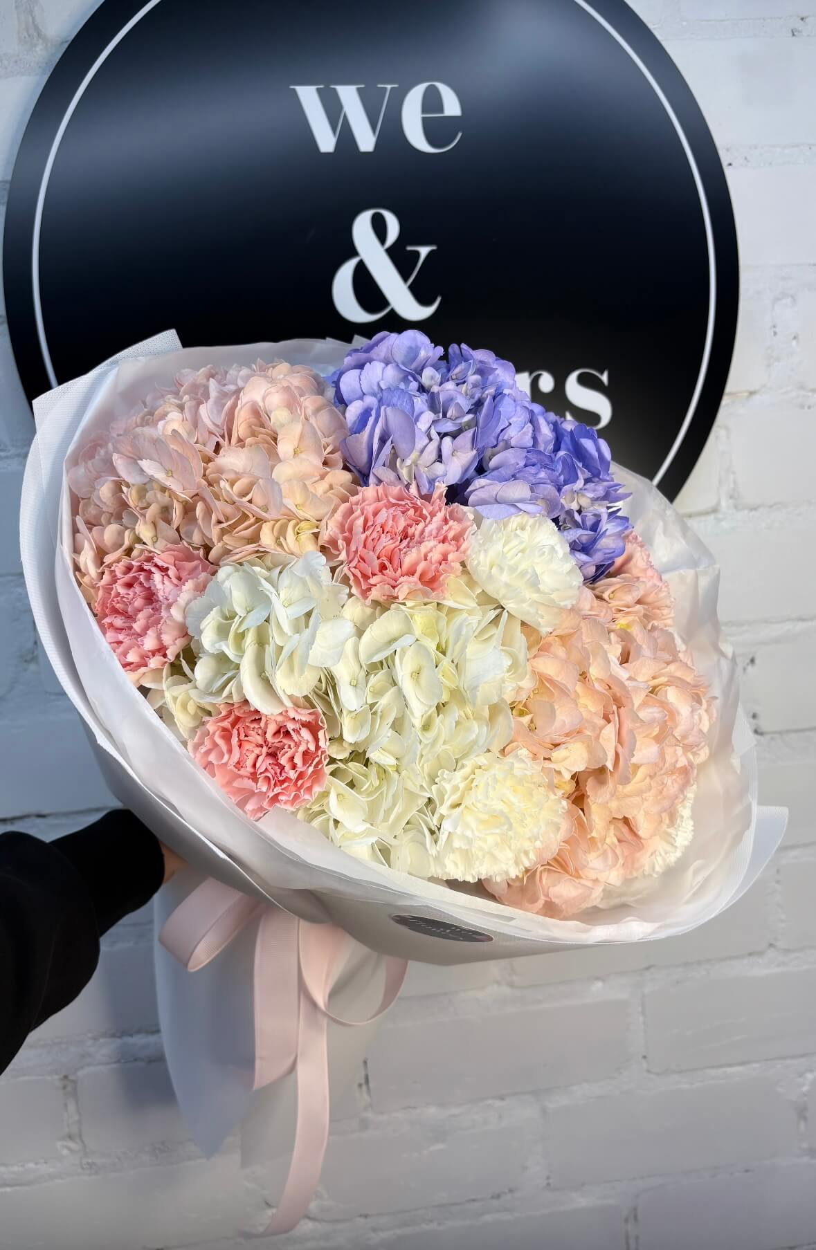 Букет кольорових гортензій з діантусами