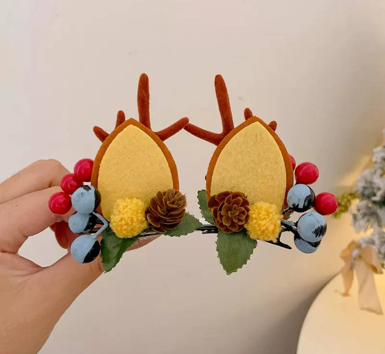 Заколка різдвяна новорічна шишки та ягідки, святкова заколка для волосся ріжки Оленя