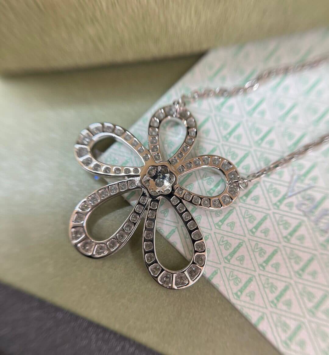 Van Cleef&Arpels підвіска золота