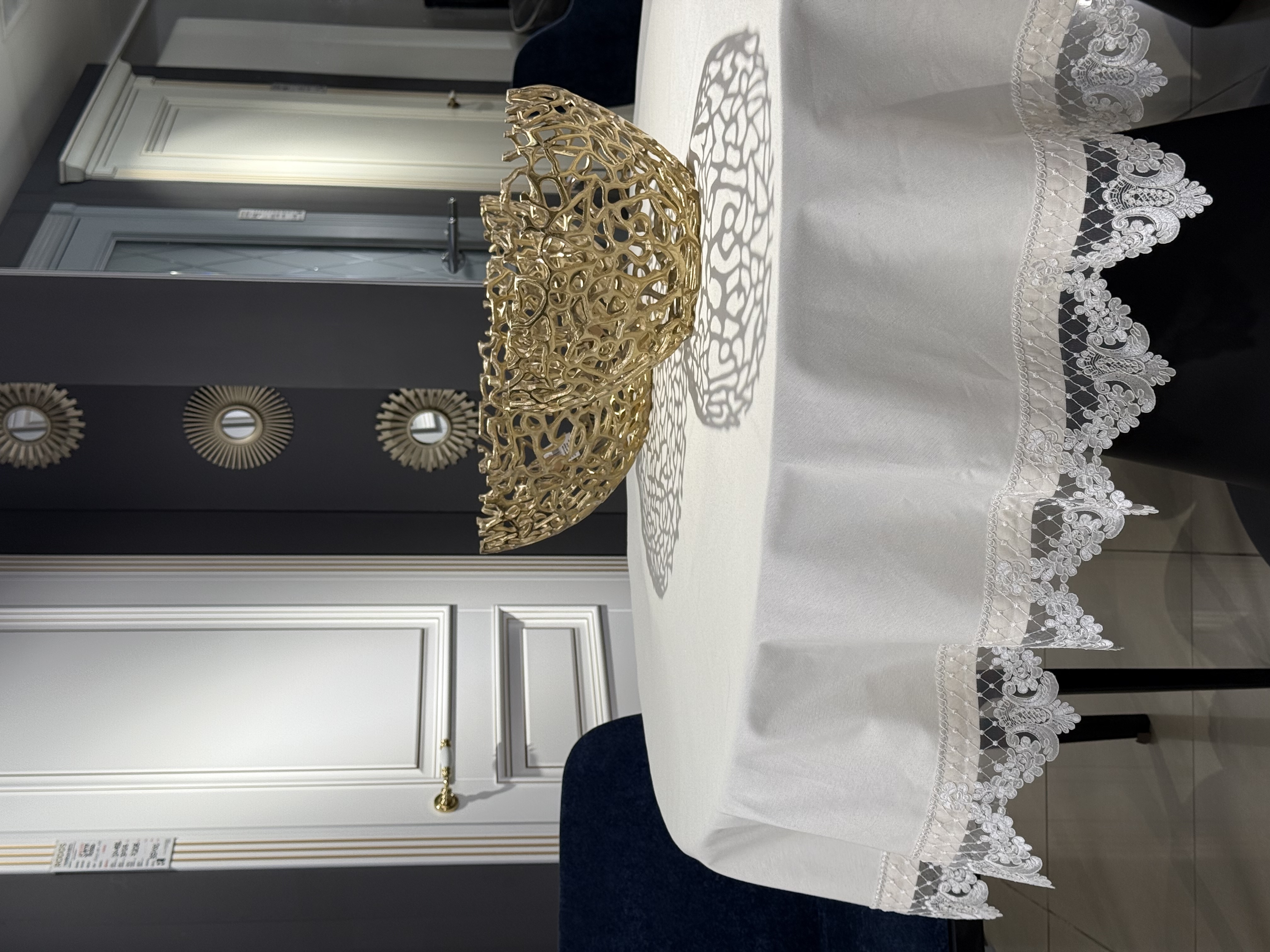 Скатертина молочна з мереживом кругла d-180 см