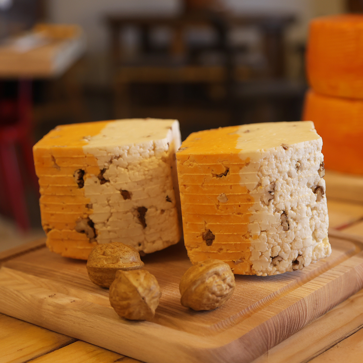 Сир Два кольори "Горіхи", 100 грам