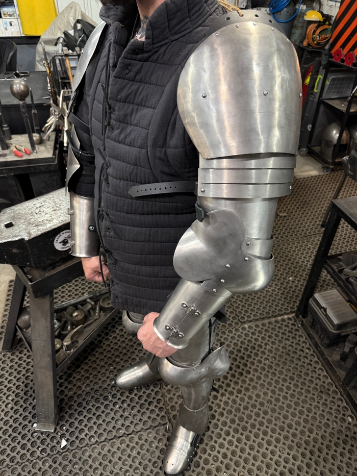 Titanium shoulders model one