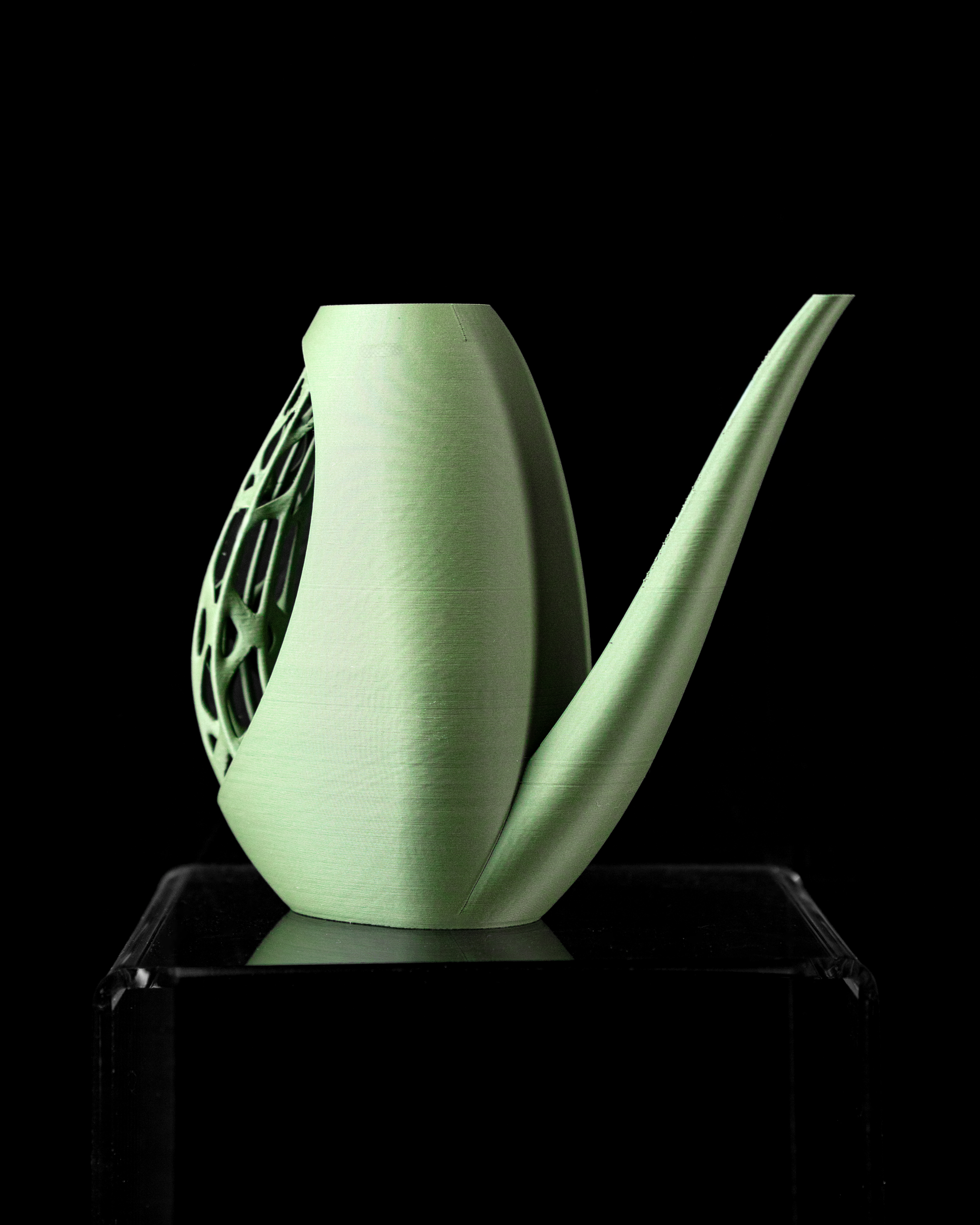 Mantis – Sleek Futuristic 3D Watering Can
