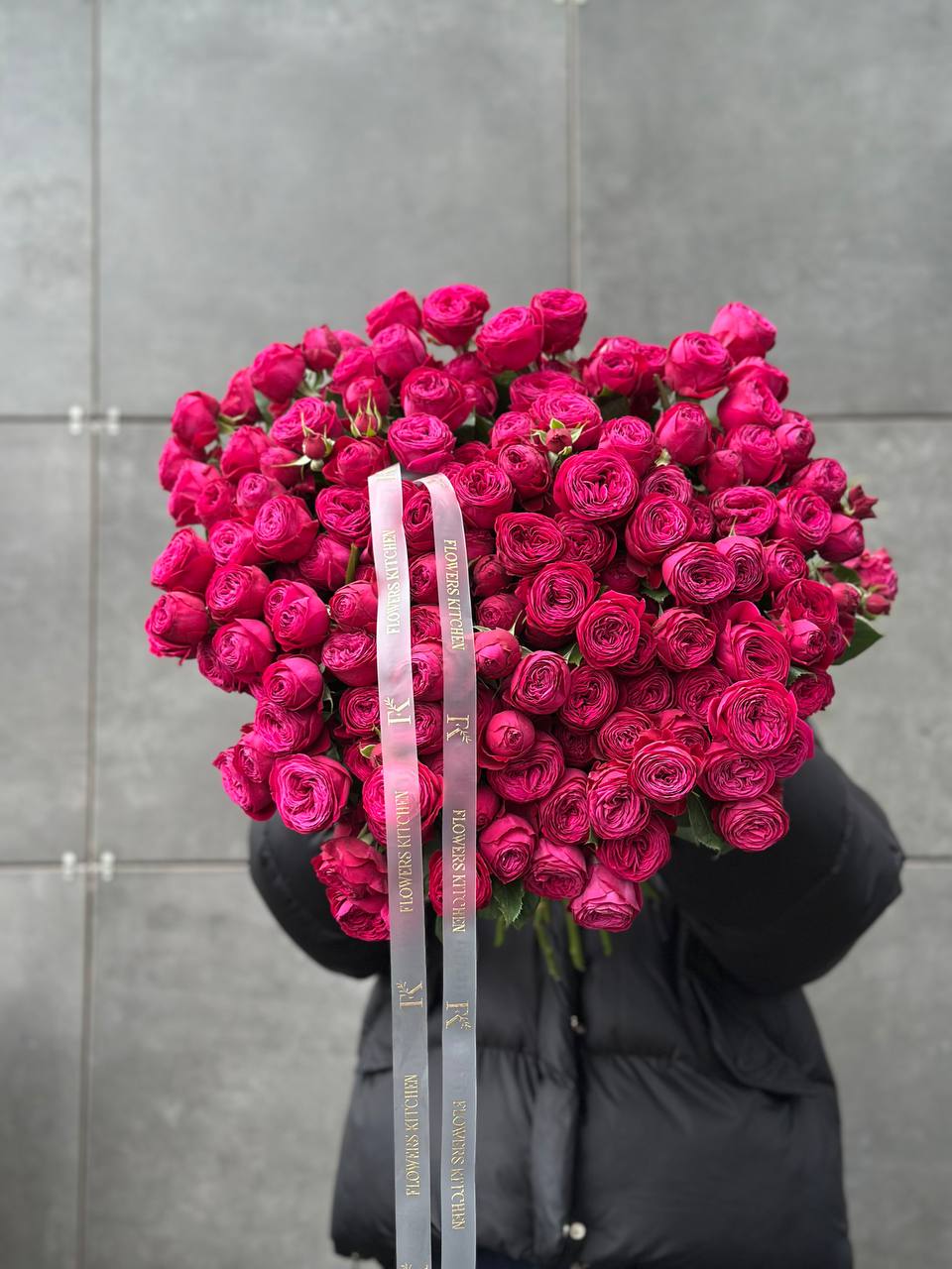 Кущові піоновидні троянди насиченого малинового відтінку