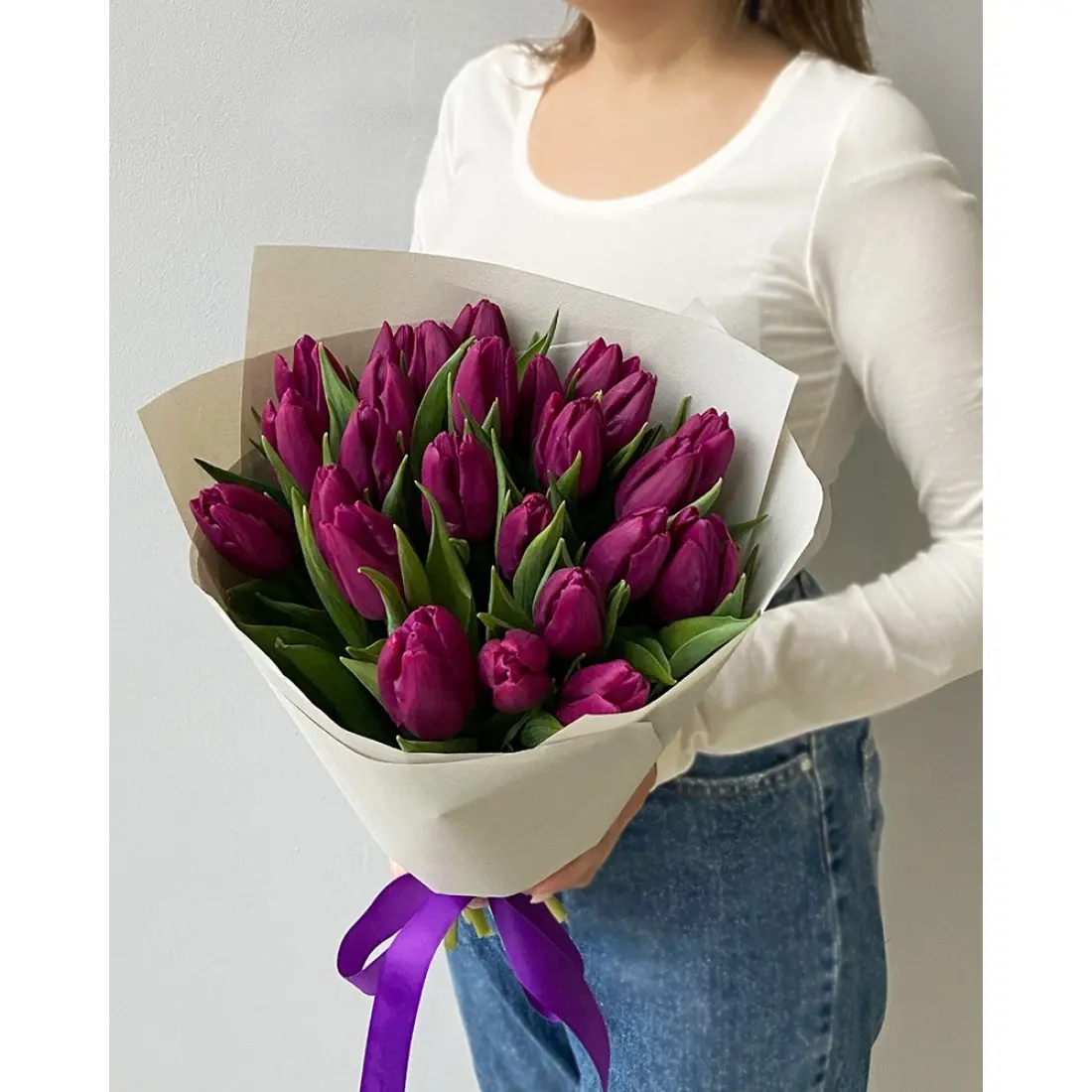 Букет з 25 фіолетових тюльпанів
