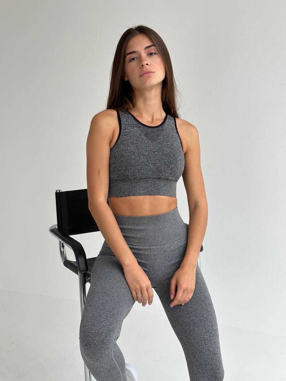 Зручний та комфортний топ в сірому кольорі