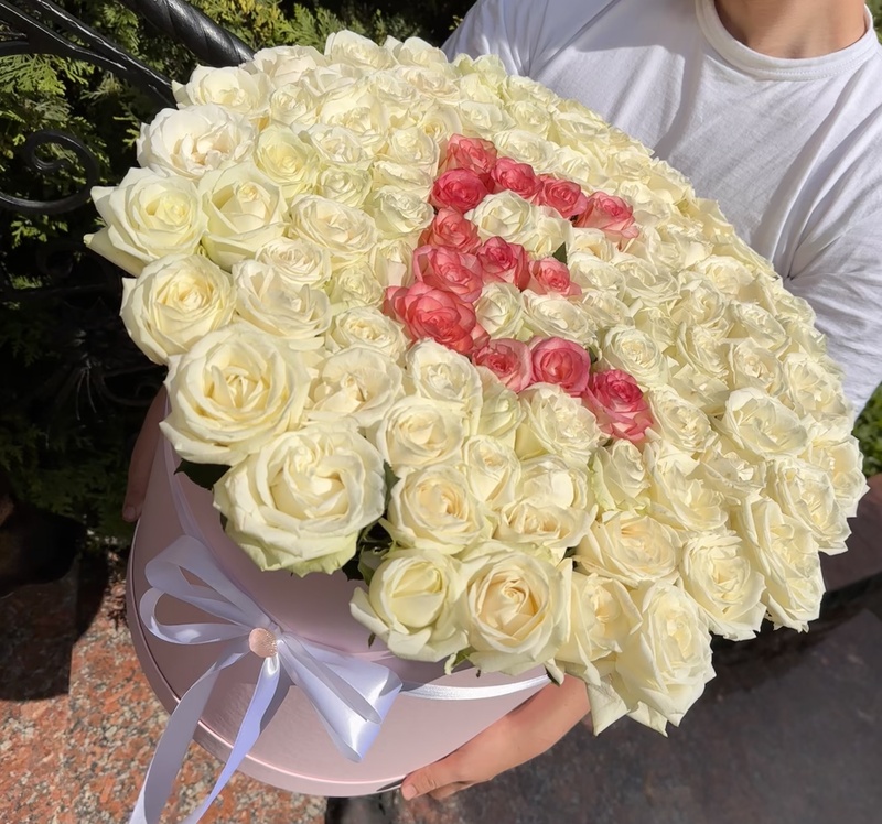 Композиція в коробці з 101 трояндою з викладкою літери "Е"