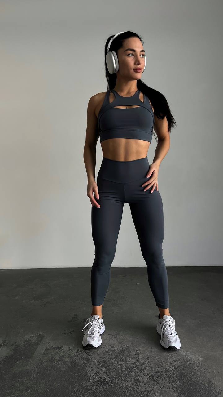 Комплект топ та лосини в сірому кольорі