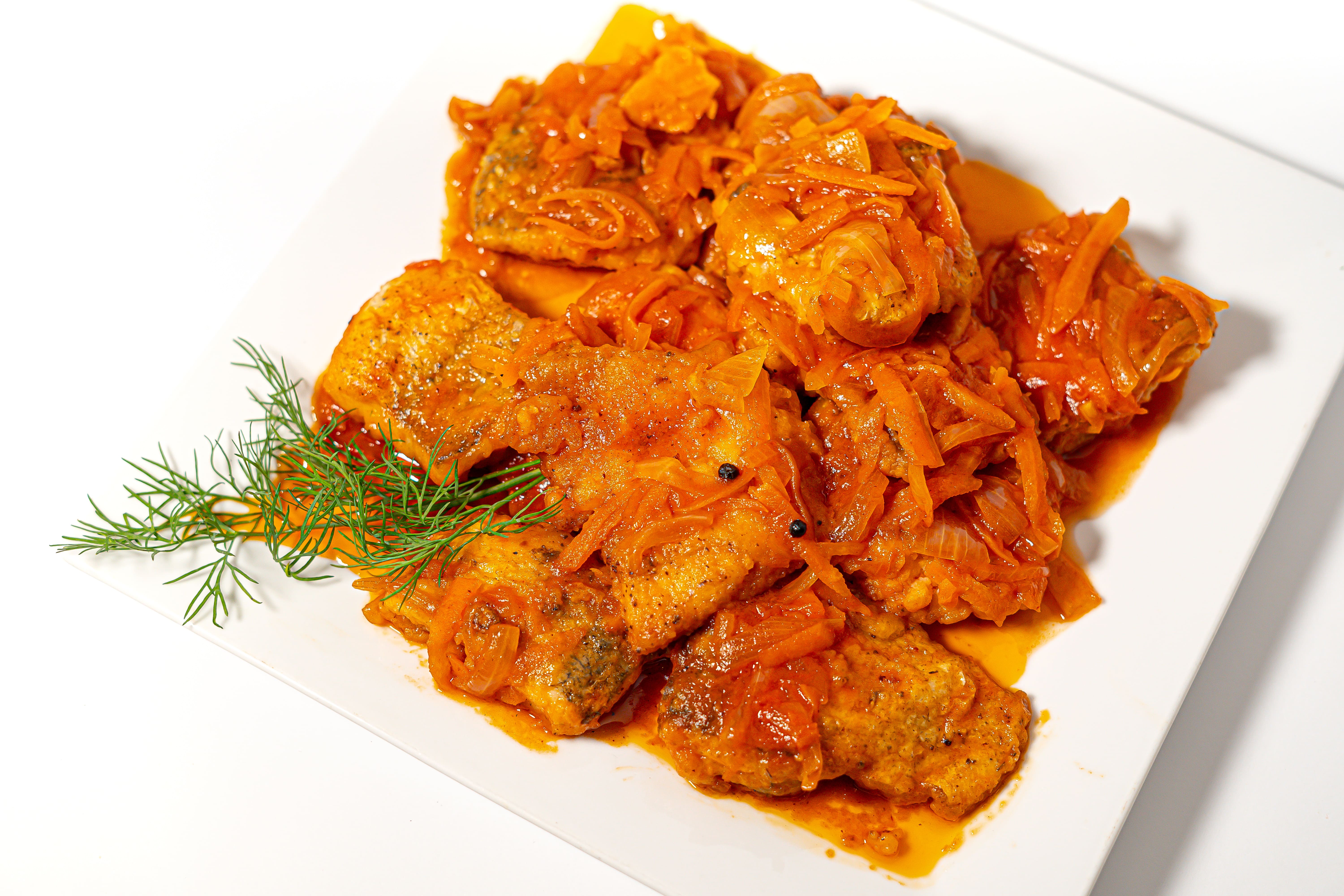 Сом в томаті