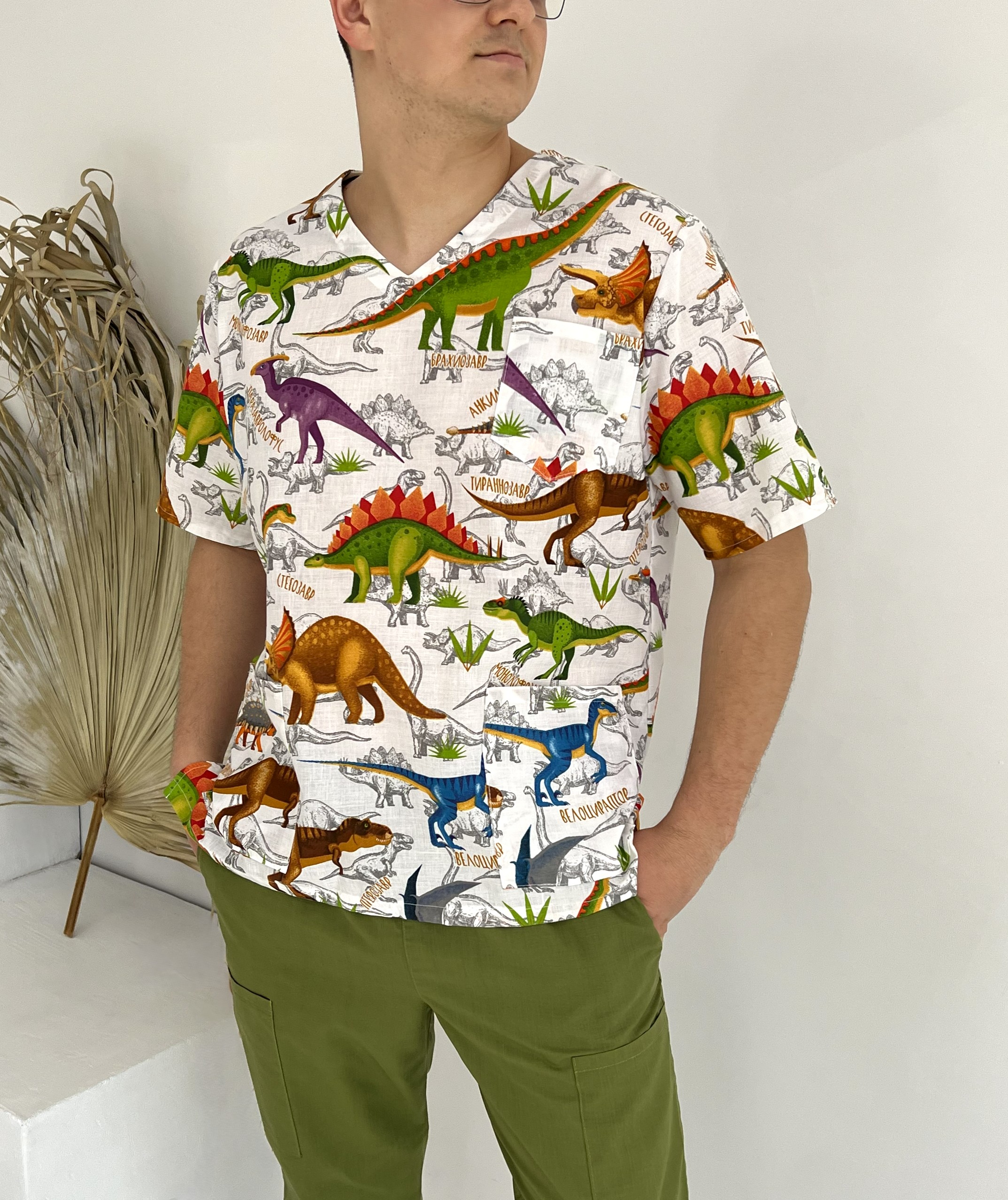 Медичний чоловічий топ з принтом "Динозаври"