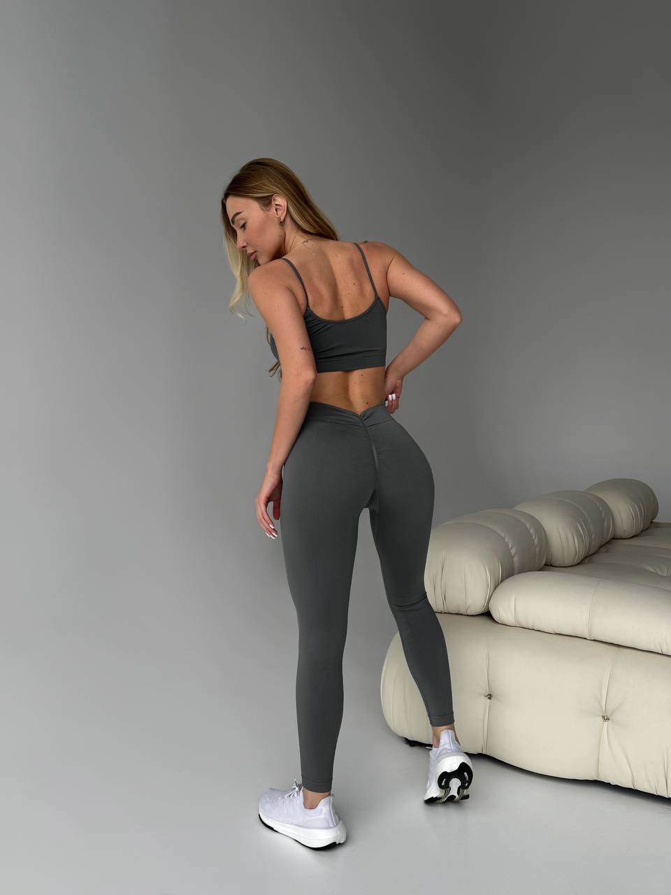 Легінси з V-подібним поясом позаду та ефектом пуш-ап