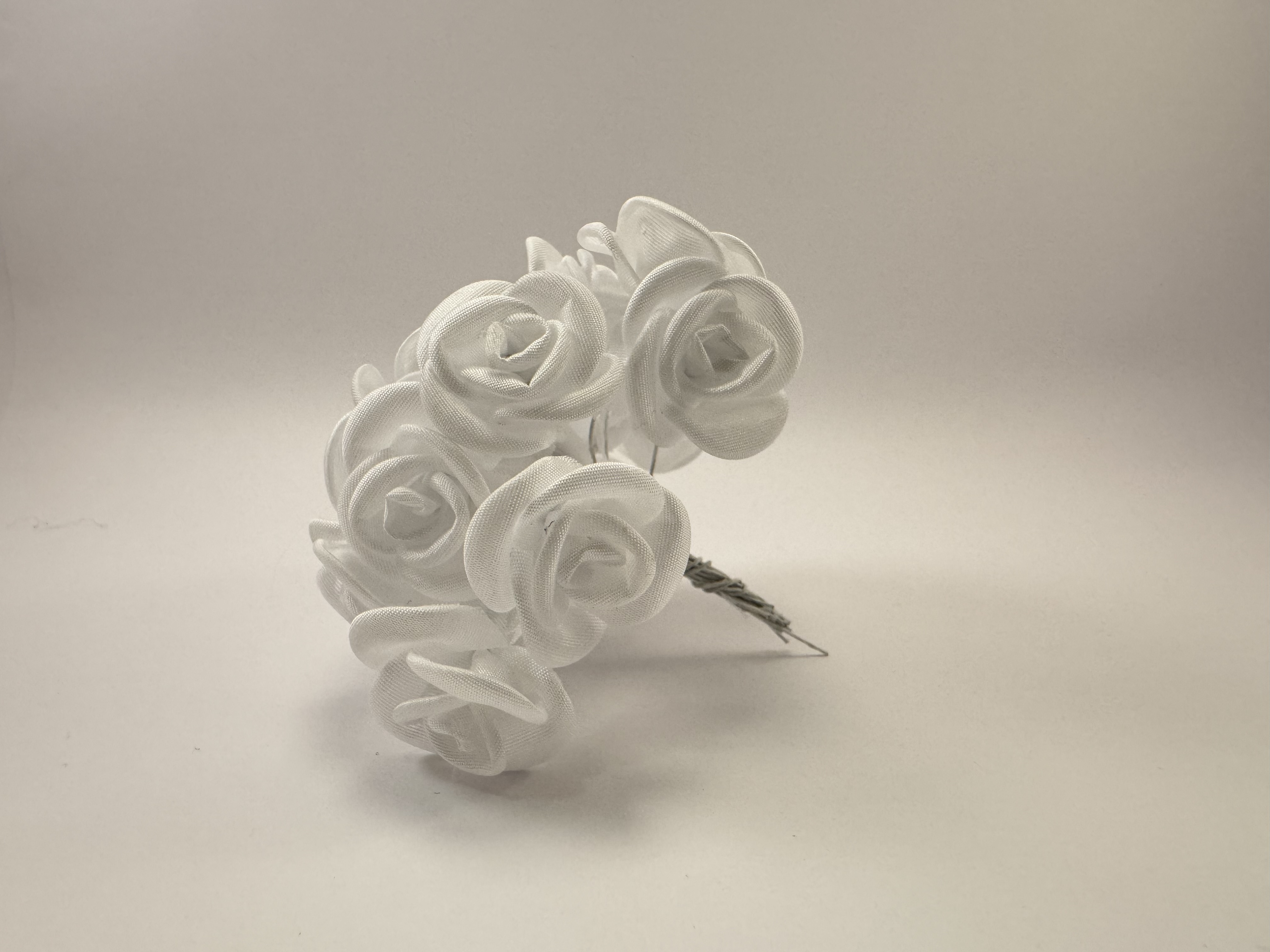 Білі тканеві квіти на дротику, 20 шт., для творчості та віночків