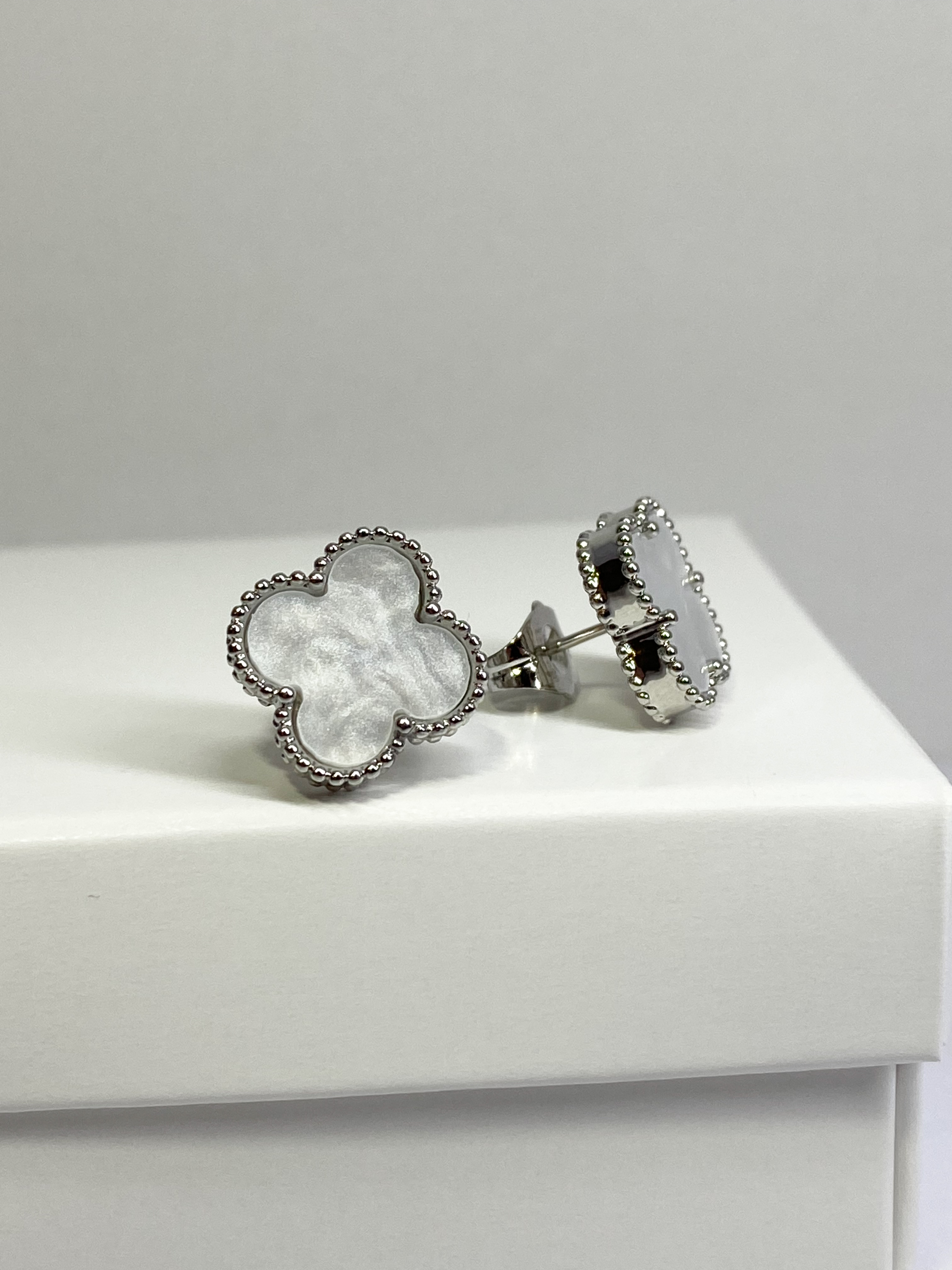 Сережки-пусети клевер