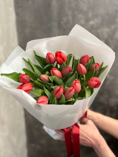 Букет з 15 червоних тюльпанів
