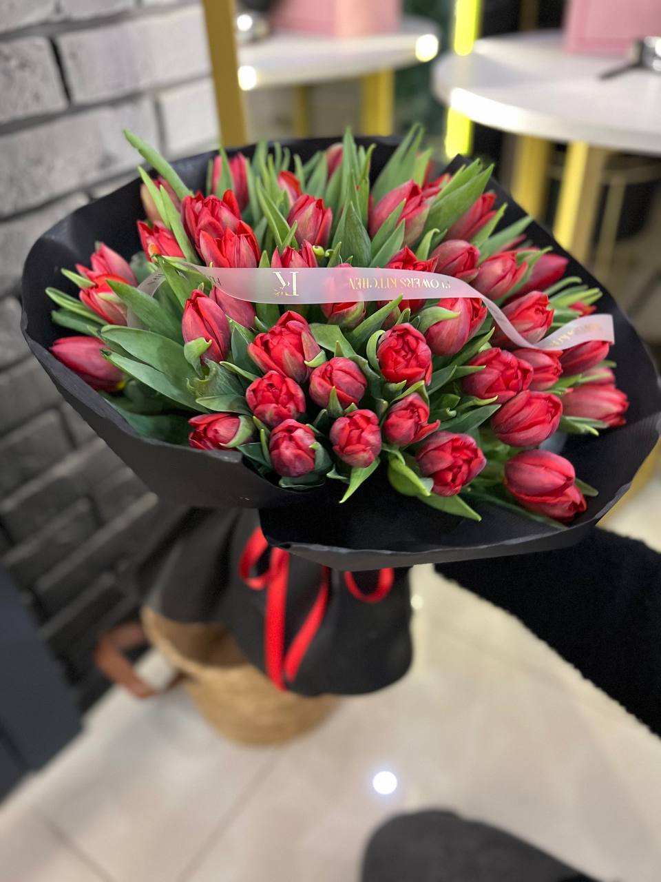 51 червоний піоновидний тюльпан