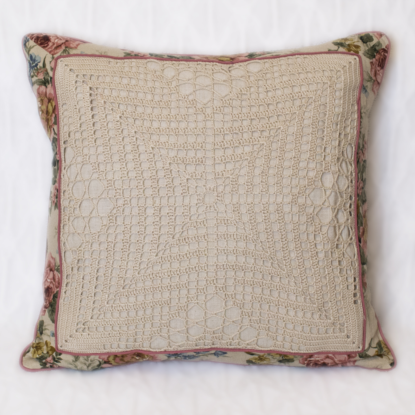 Подушка Англійський сад, ажурна, 65х65