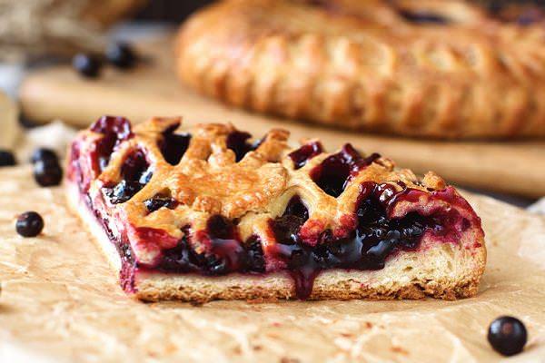 Пиріг здобний зі смородиною