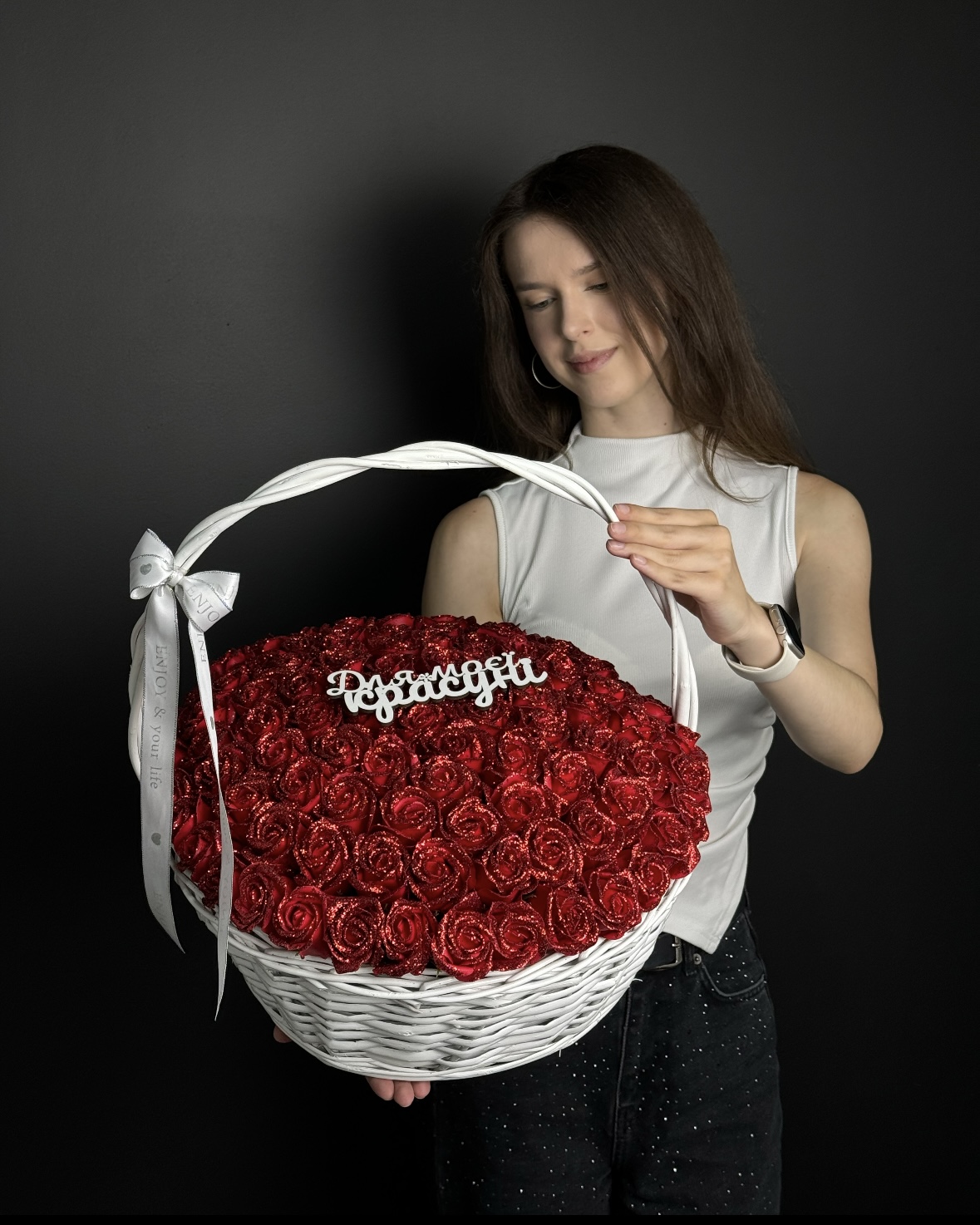 Біла корзинка з 95 червоними трояндами з блискітками