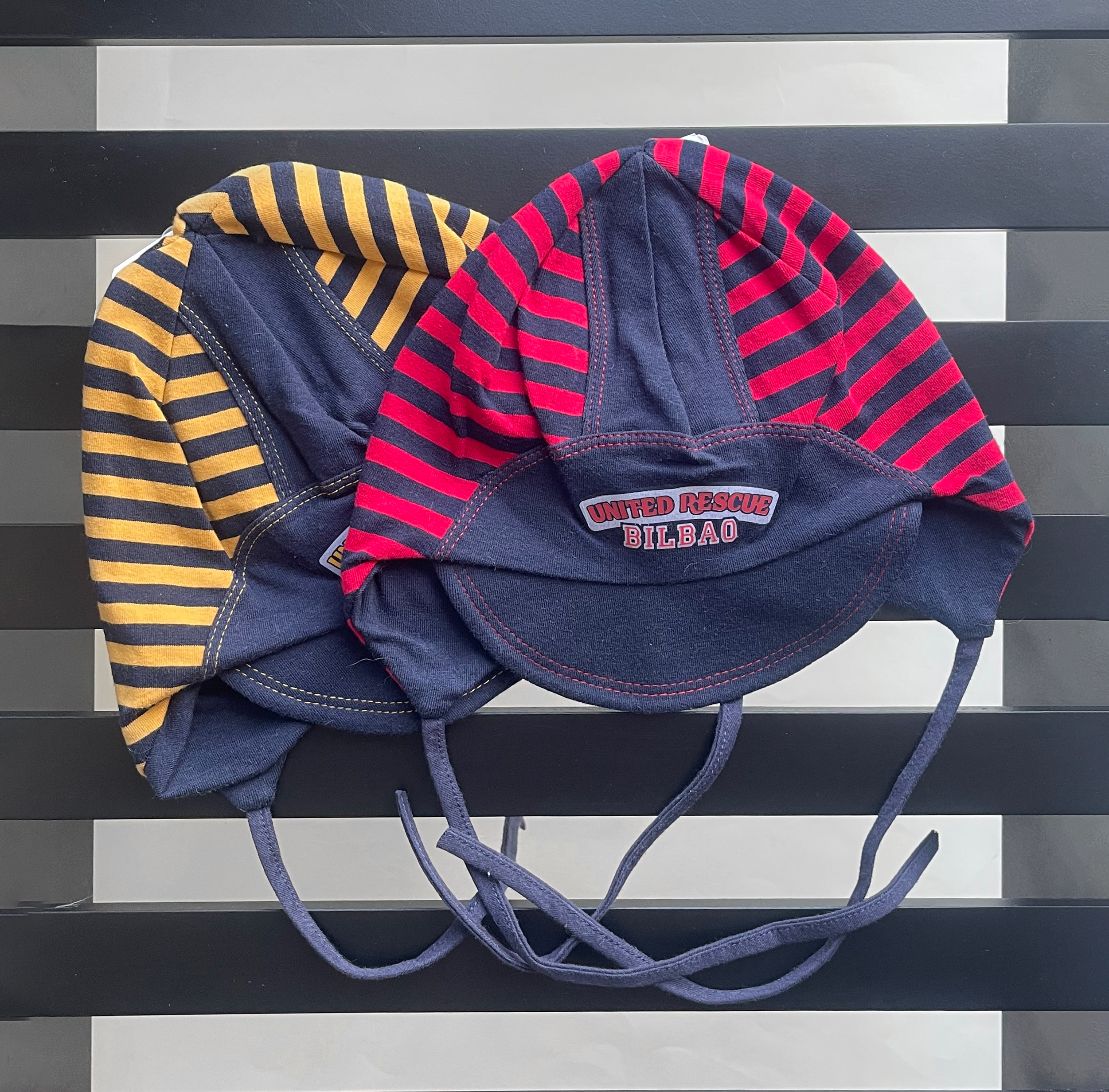 Трикотажна шапка з козирком