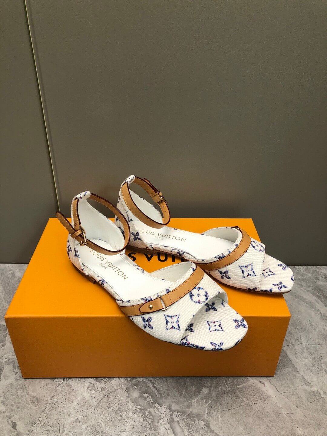 Louis Vuitton босоніжки