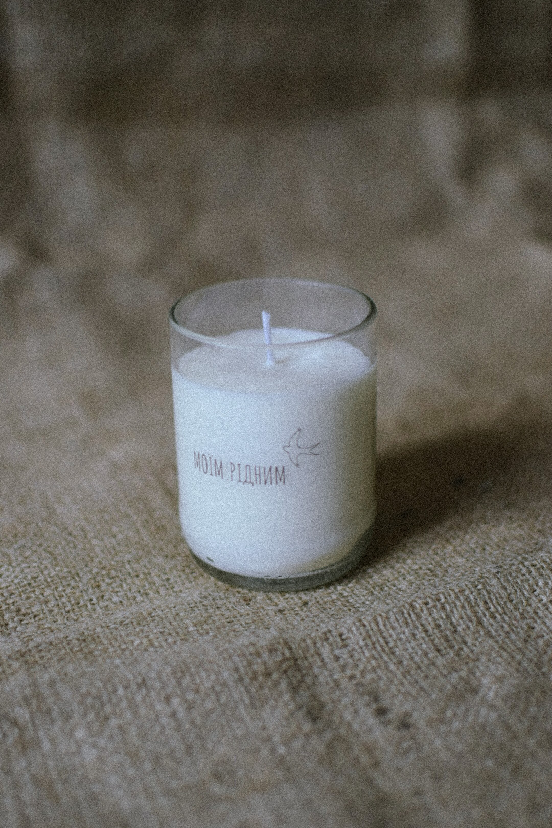 Свічка із соєвого воску у скляній тарі із переробленого скла