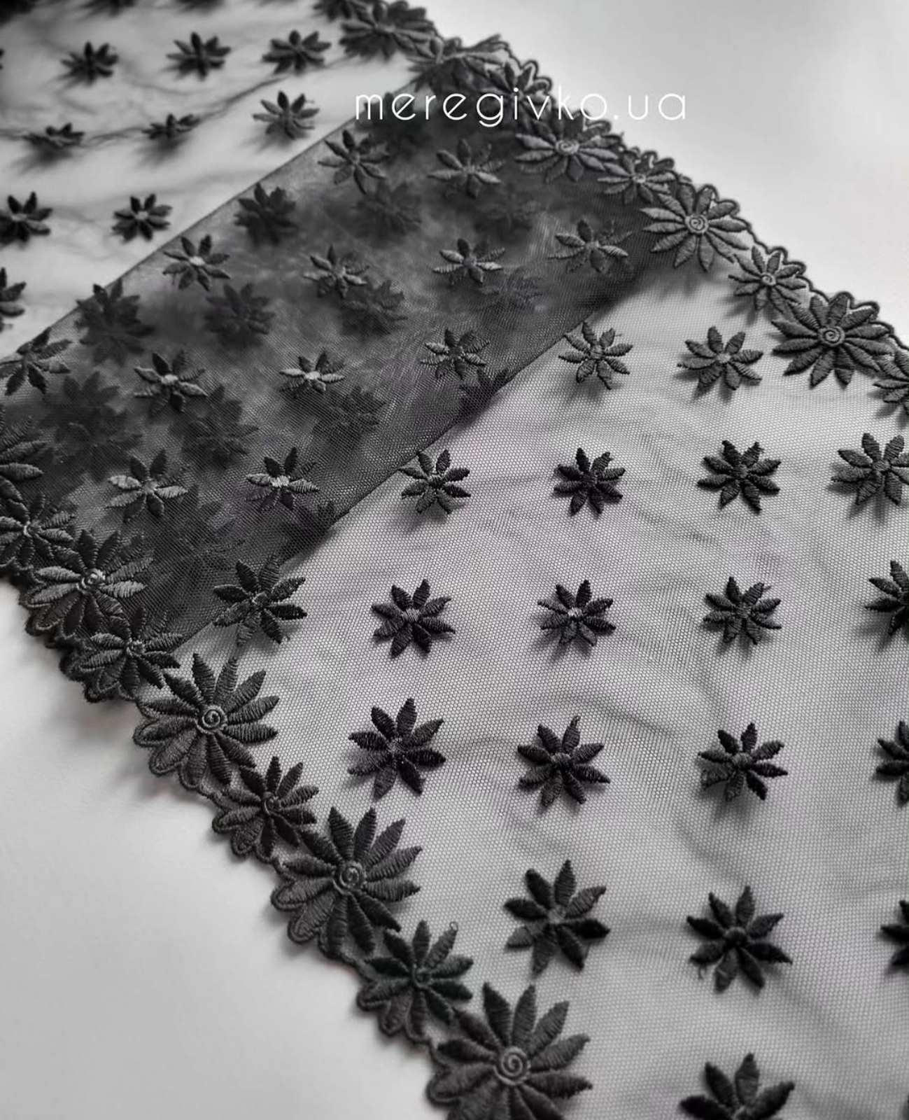 Вишивка на сітці "Сhamomile Black"