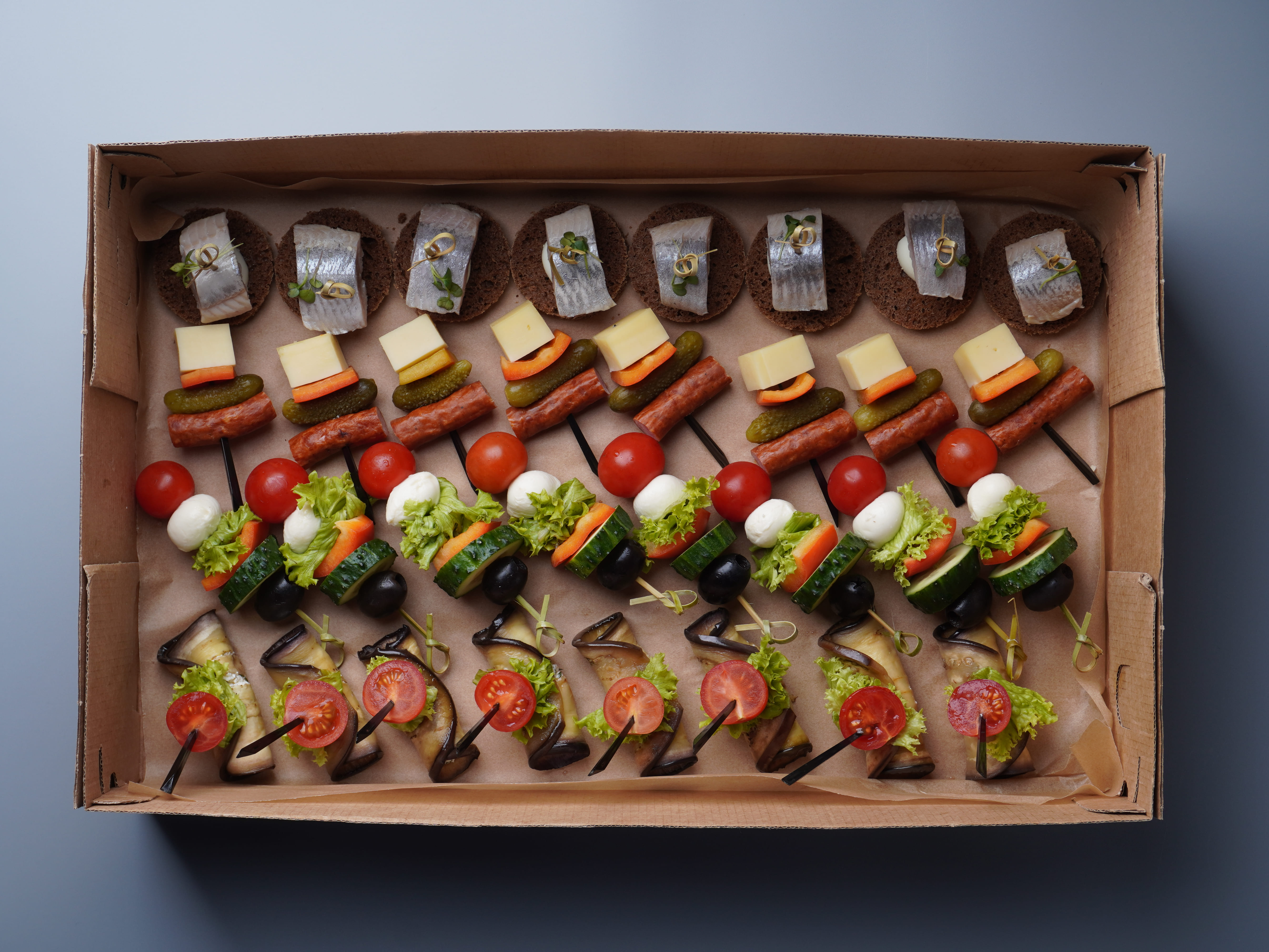 Бокс закусок Classic Party Мега (36 штук - 1170 грам)