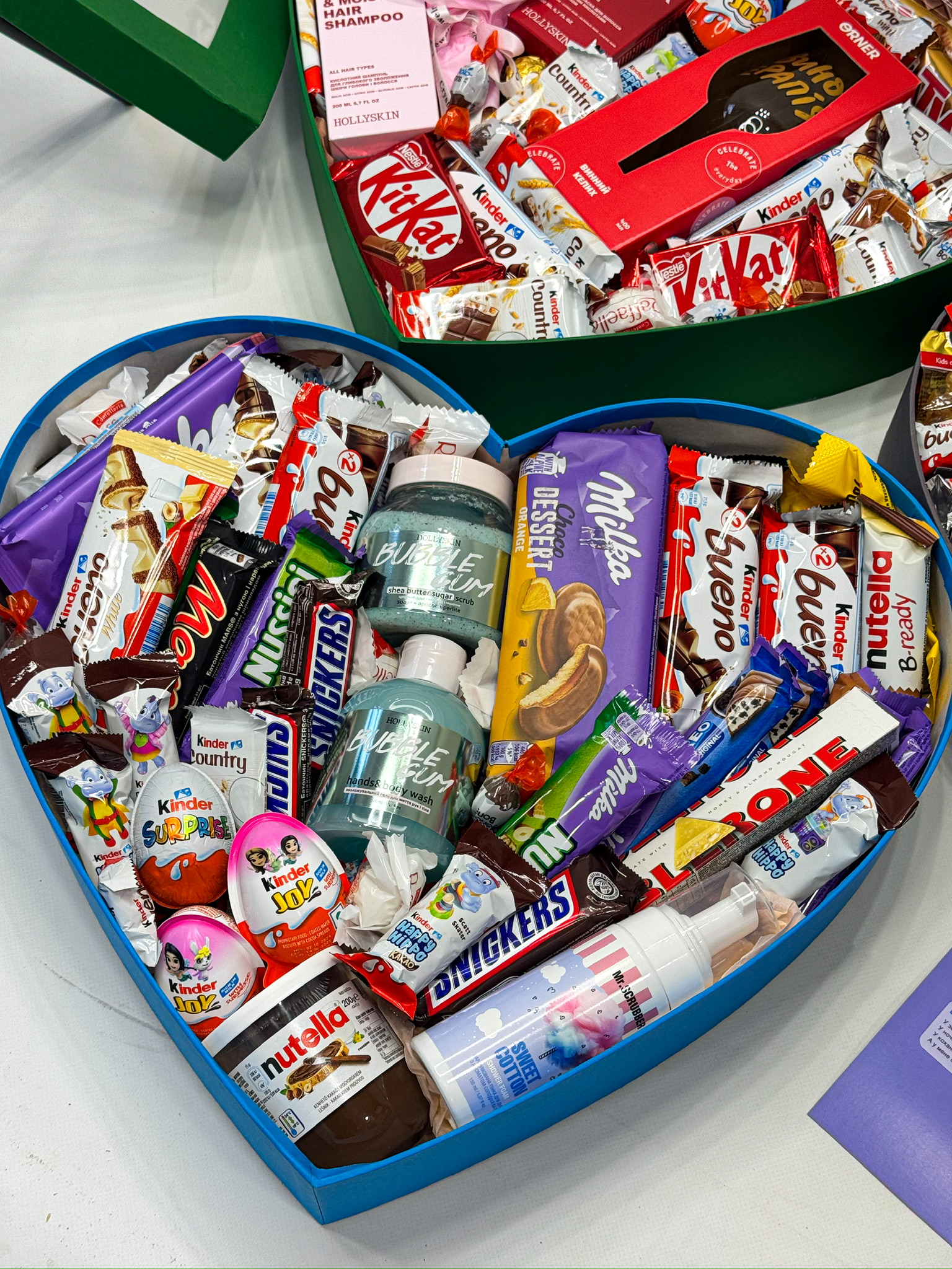 Серце з косметикою та солодощами