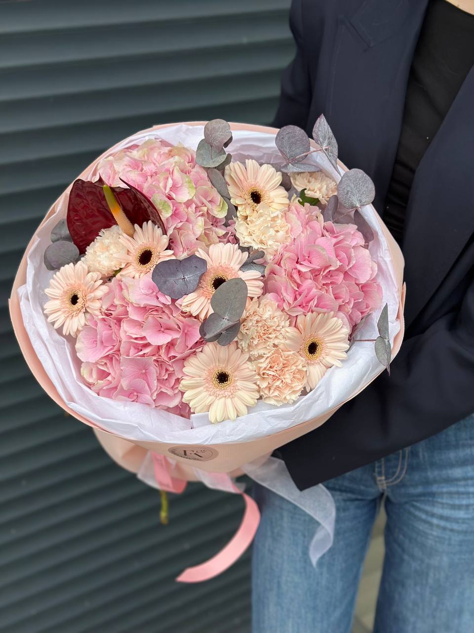 Мікс гортензій, діантусів та гербер, доповнених антуріумом