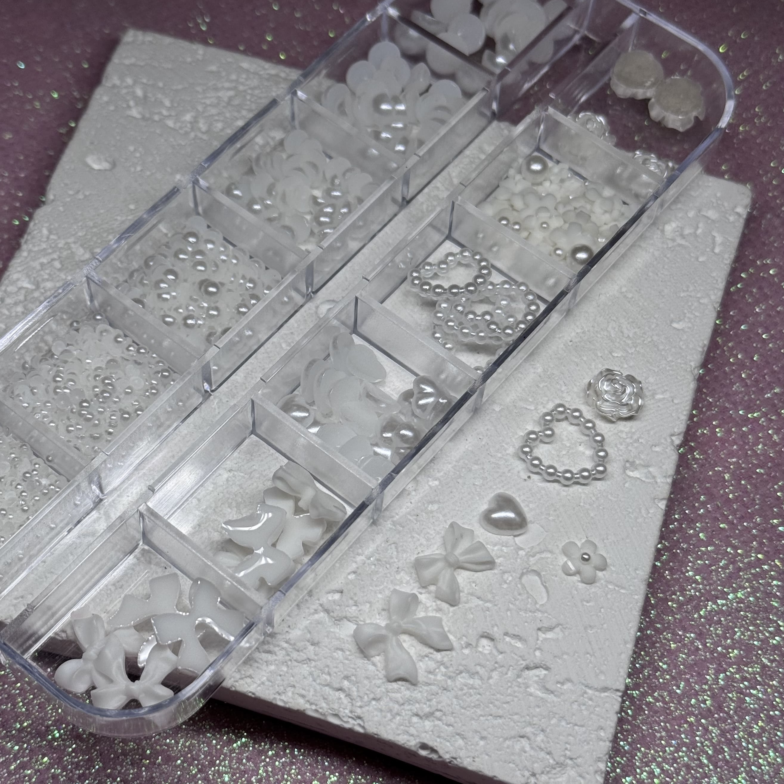 Набір білого декору для нігтів у боксі на 12 комірок