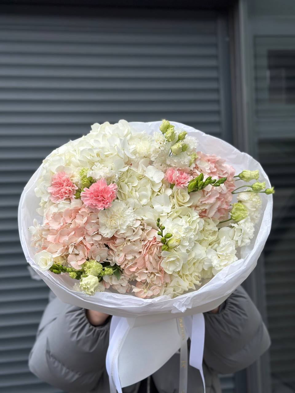 Основа з гортензій доповнена еустомою, діантусами та фрезією