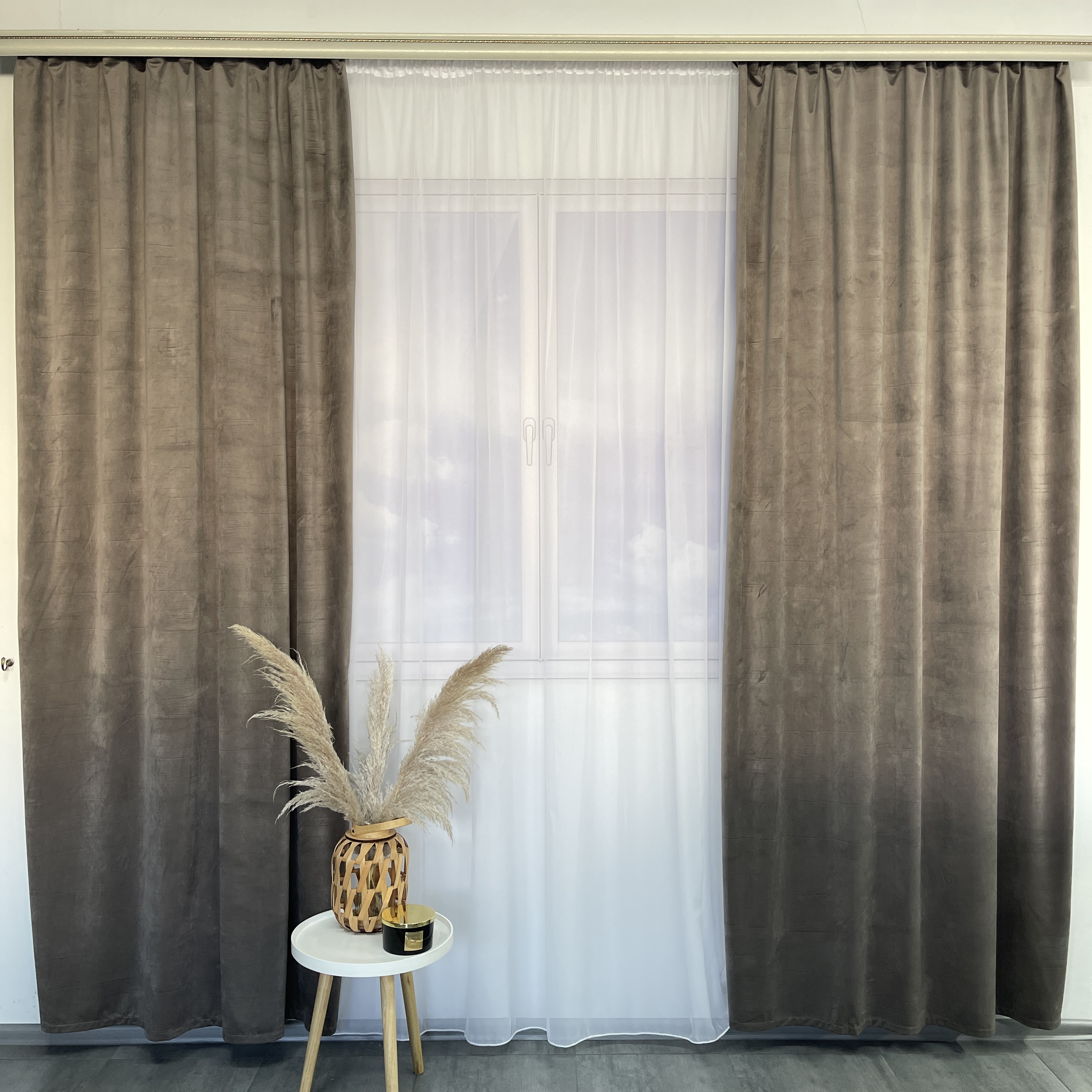 Оксамитові штори сіро-коричневого кольору на тасьмі