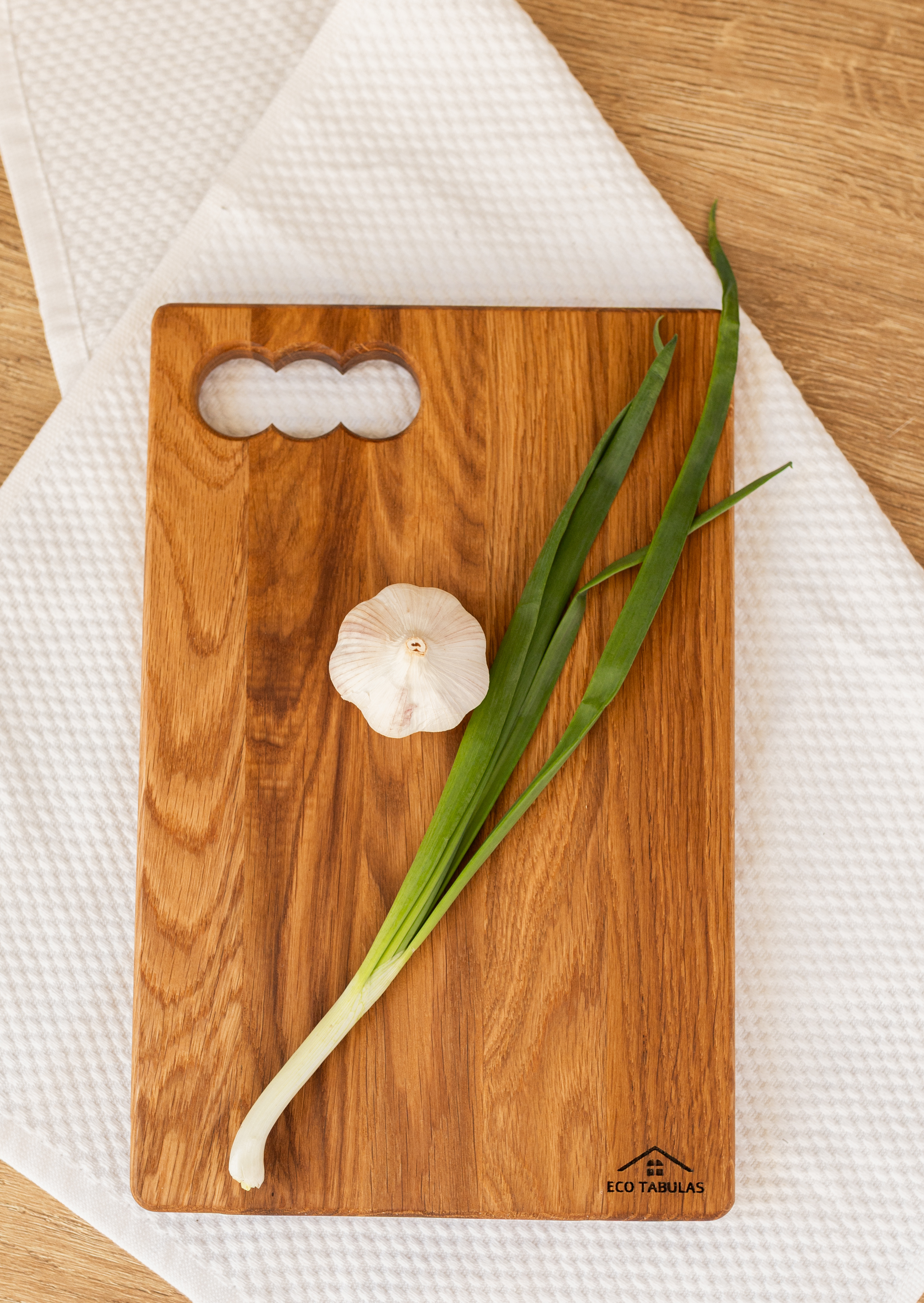 Кухонна дубова дошка з трьома отворами середня 300*180*17 мм