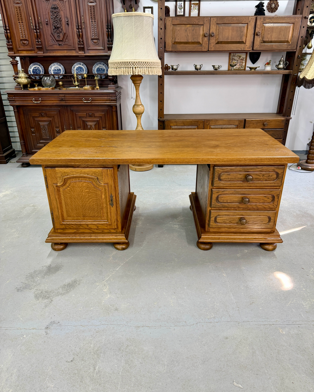 Масивний кабінетний стіл із натурального дуба