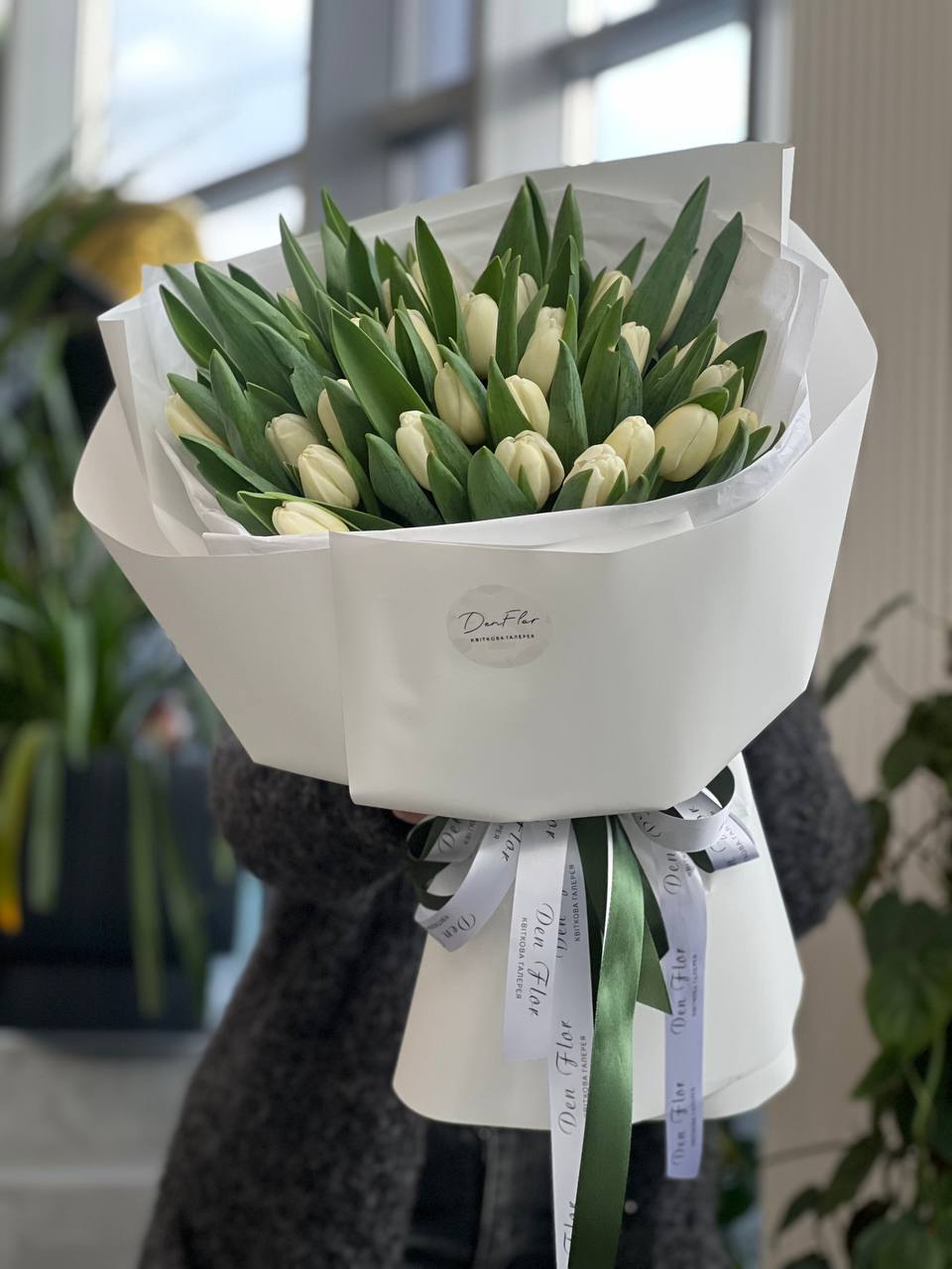 Букет із білосніжних тюльпанів
