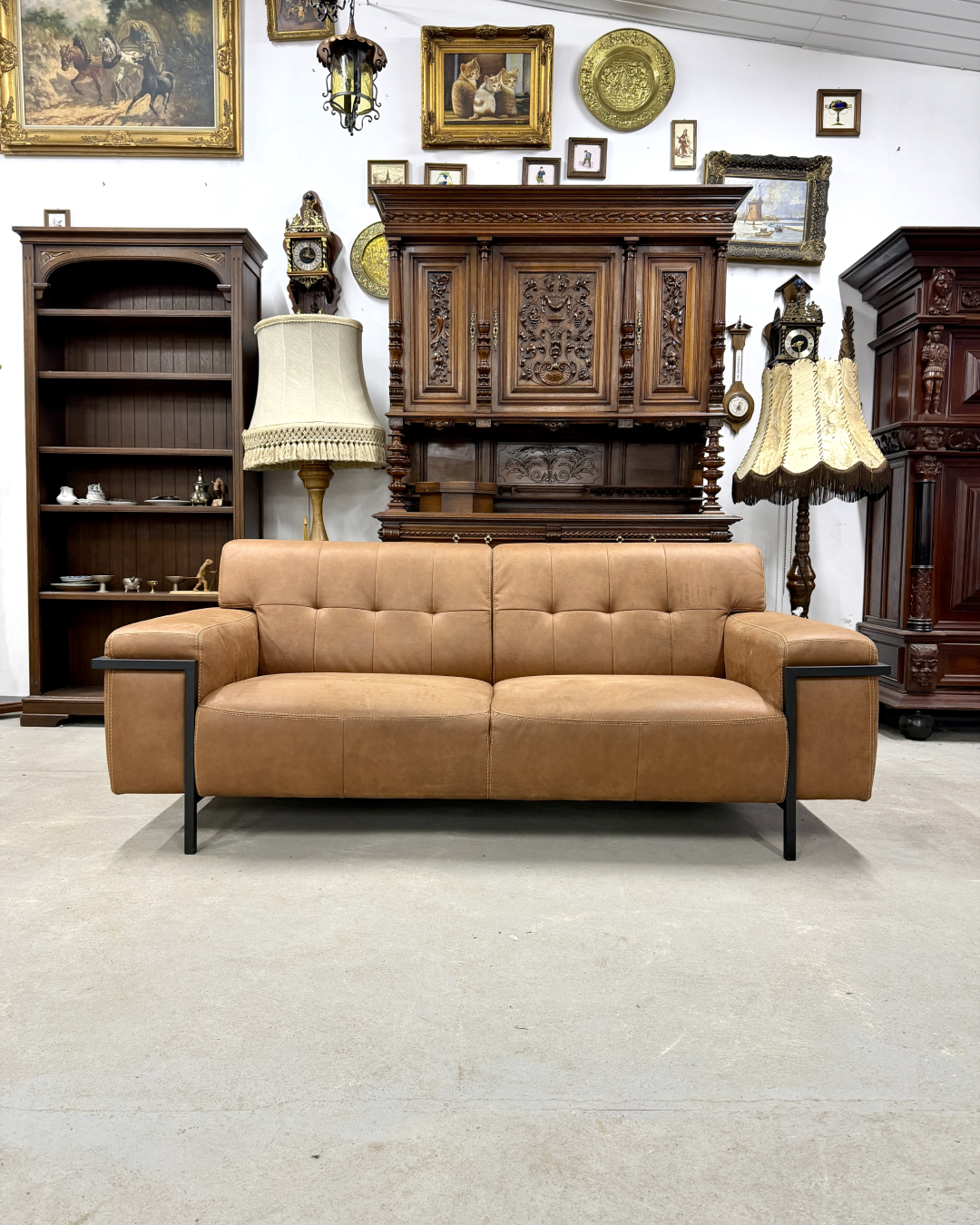 Коричневий диван у стилі Modern Industrial