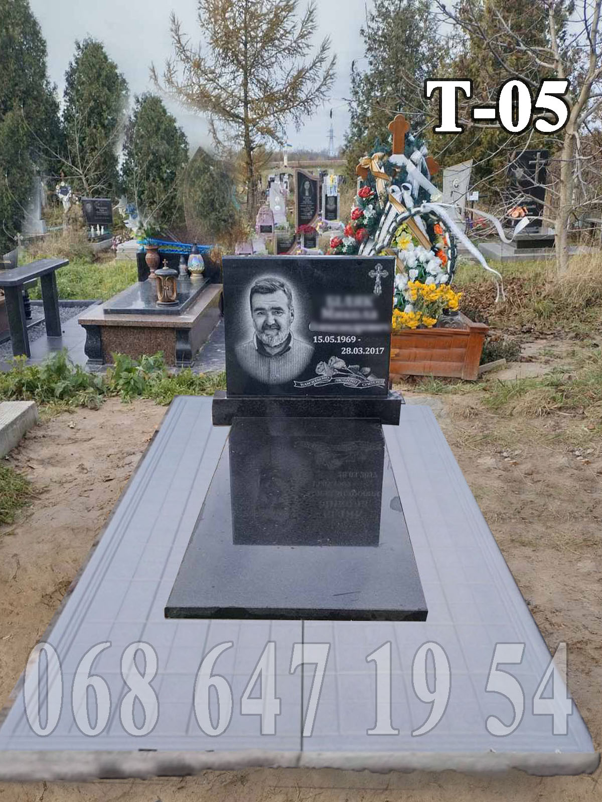 Пам'ятник Т-05 з горизонтально стелою та чорною накривною плитою