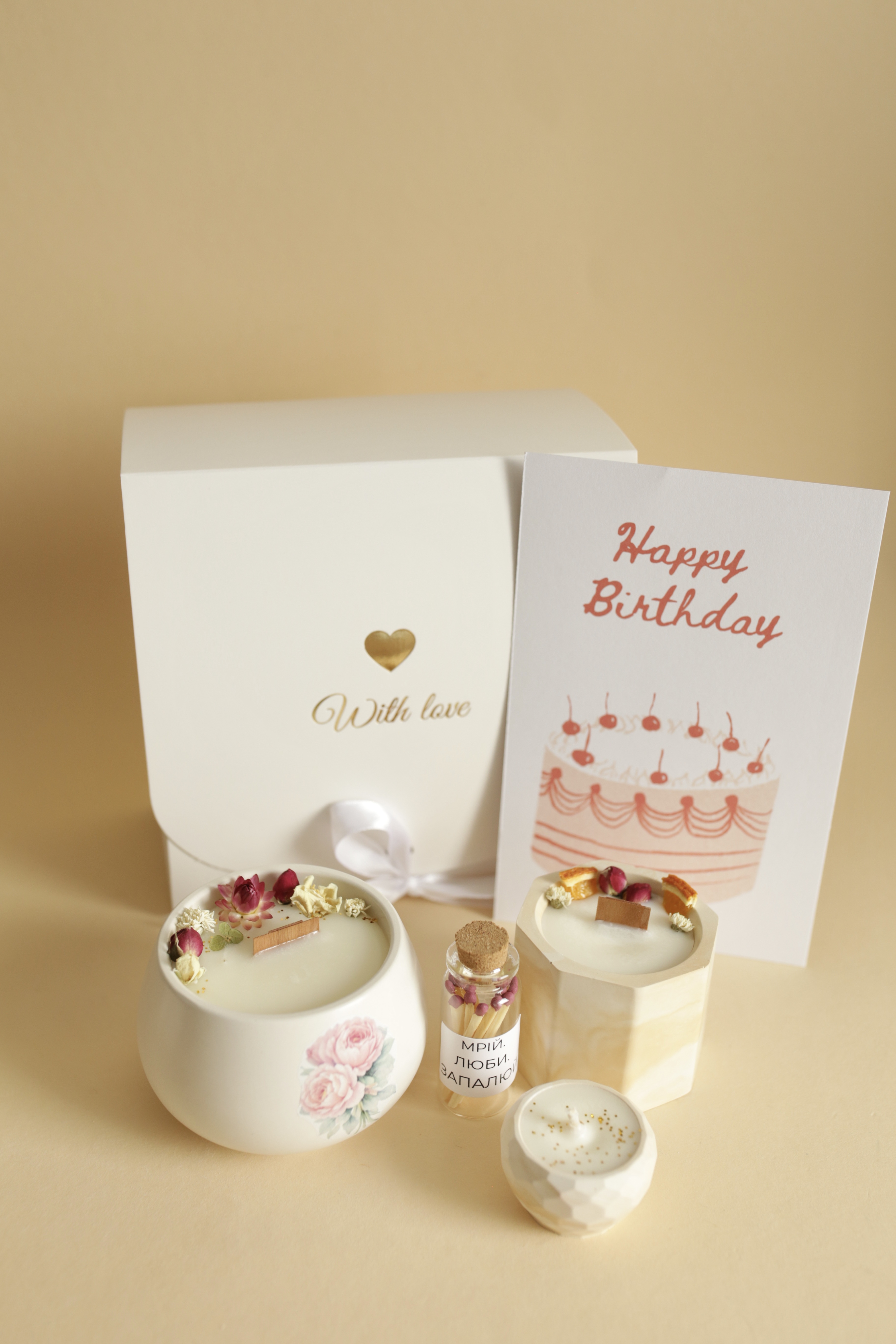 1.бокс № 12.1(обійми в повітрі+лимонне меренгове тістечко+сірники для свічок Мрій.Люби.Запалюй)