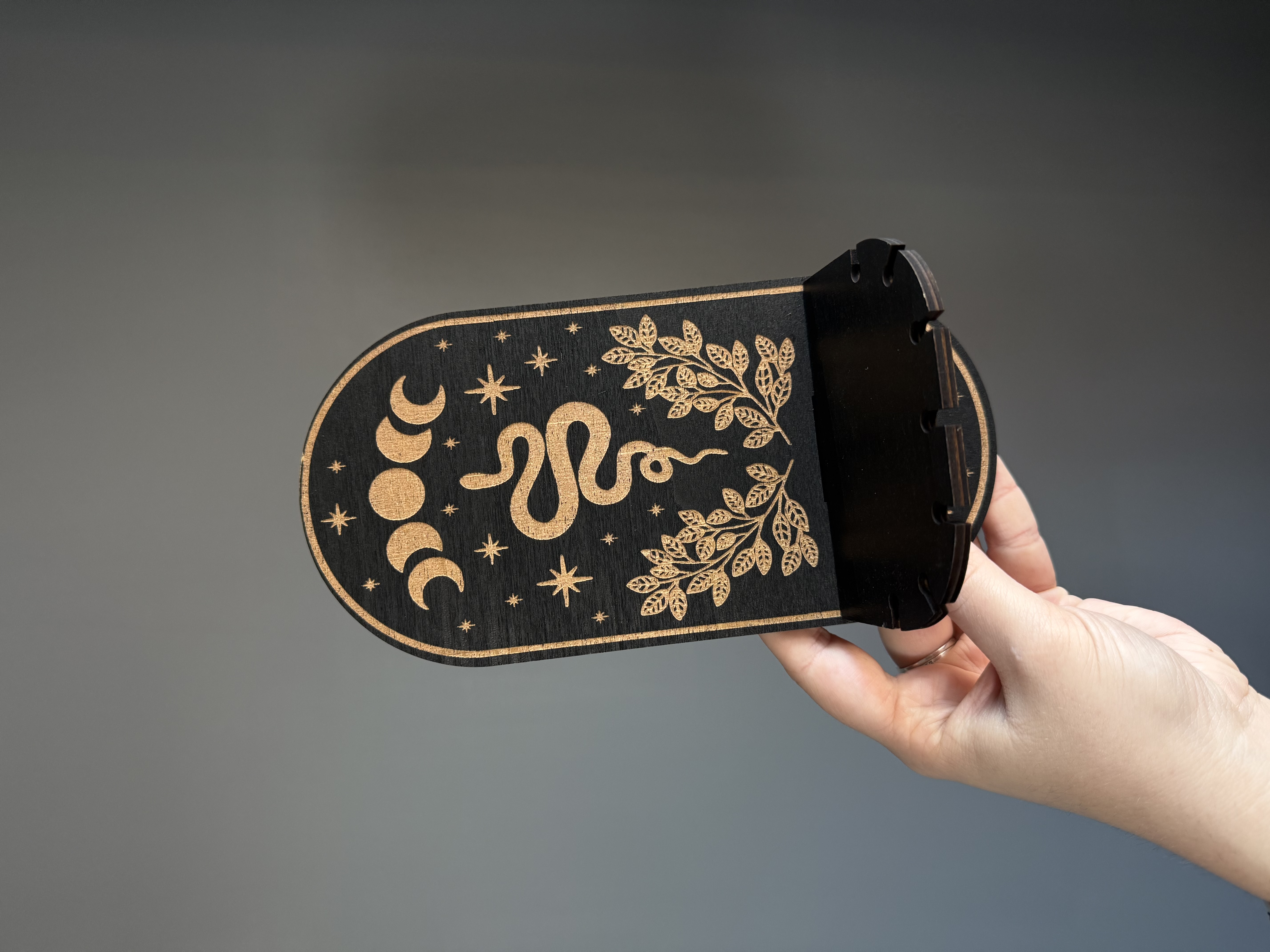 Деревʼяна настінна полиця