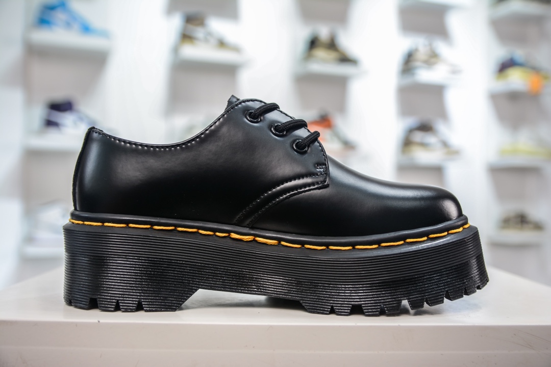 Dr. Martens 1461 wykone z wykorzystaniem materiałów pozyskanych bezpośrednio z motocykli