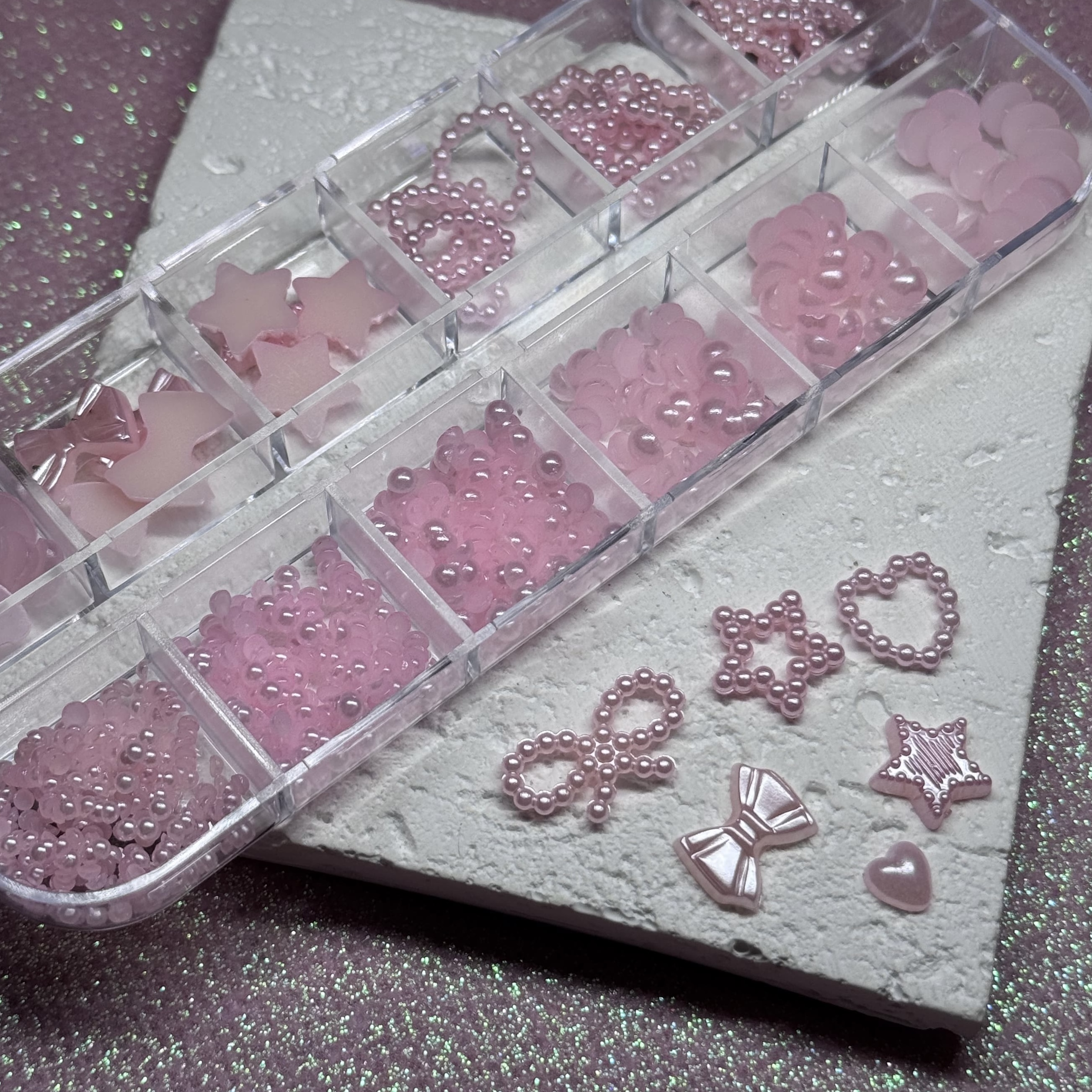 Набір рожевого декору для нігтів у боксі на 12 комірок
