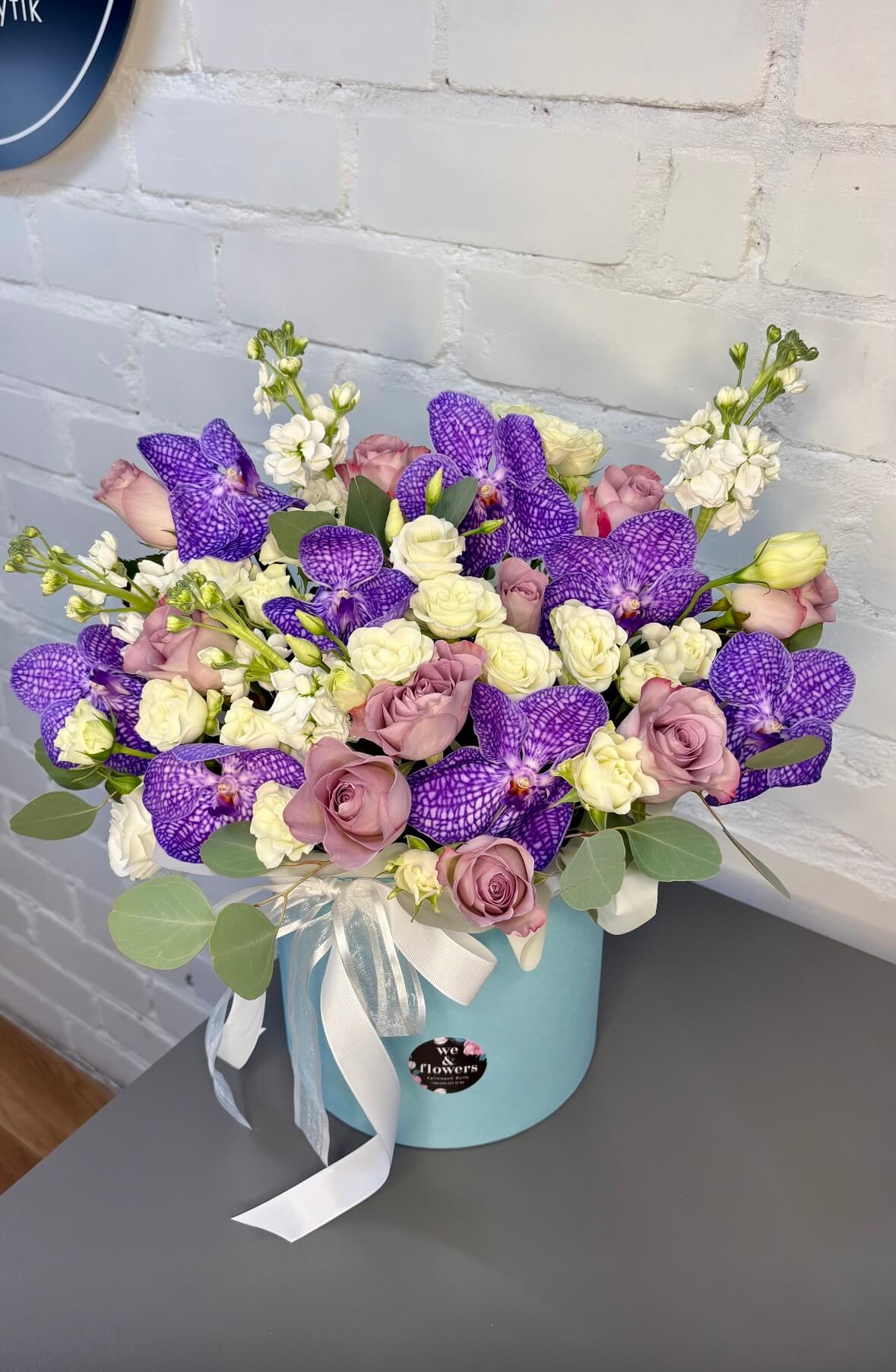 Композиція з орхідеєю та трояндами