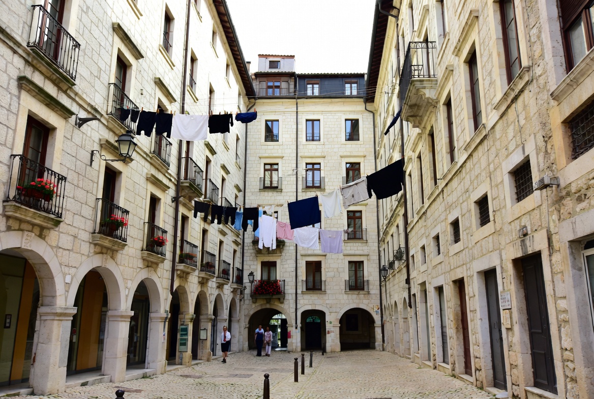 Grammar workshop: Prepositions in Action: Talking About Your Home